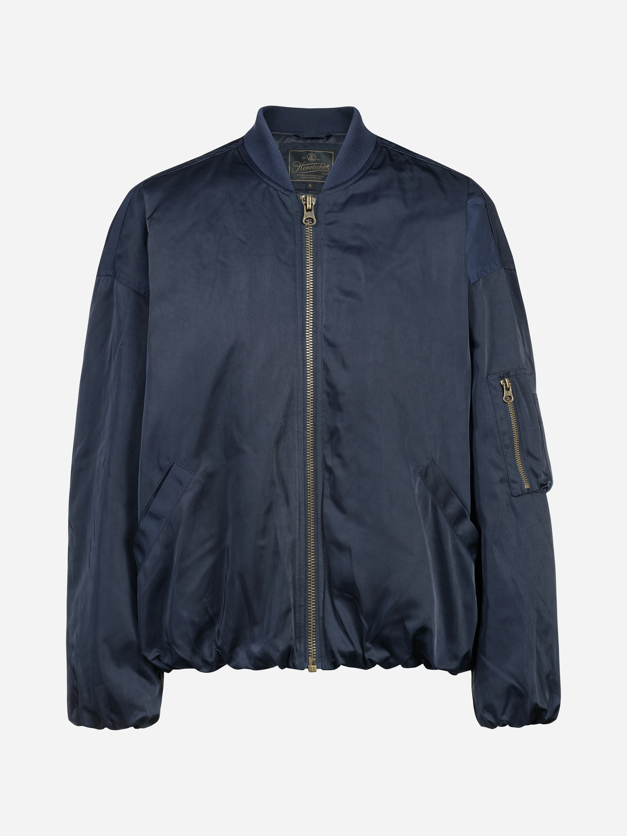Eine marineblaue Bomberjacke mit einem Frontreißverschluss, Seitentaschen und einer Reißverschlusstasche am linken Ärmel, die vor einem schlichten weißen Hintergrund präsentiert wird.