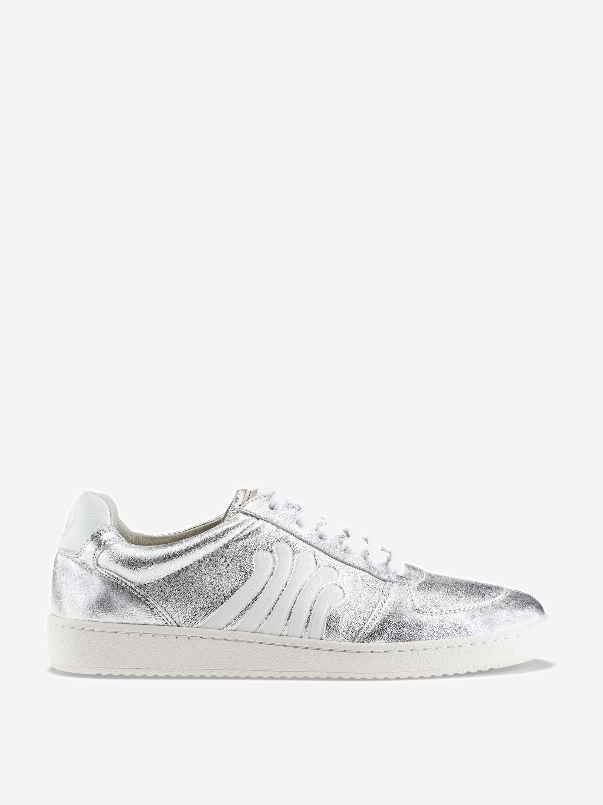 Metallisch-silberner Low-Top-Sneaker mit weißen Schnürsenkeln, weißer Wellenverzierung an der Seite und weißer Sohle auf weißem Hintergrund.