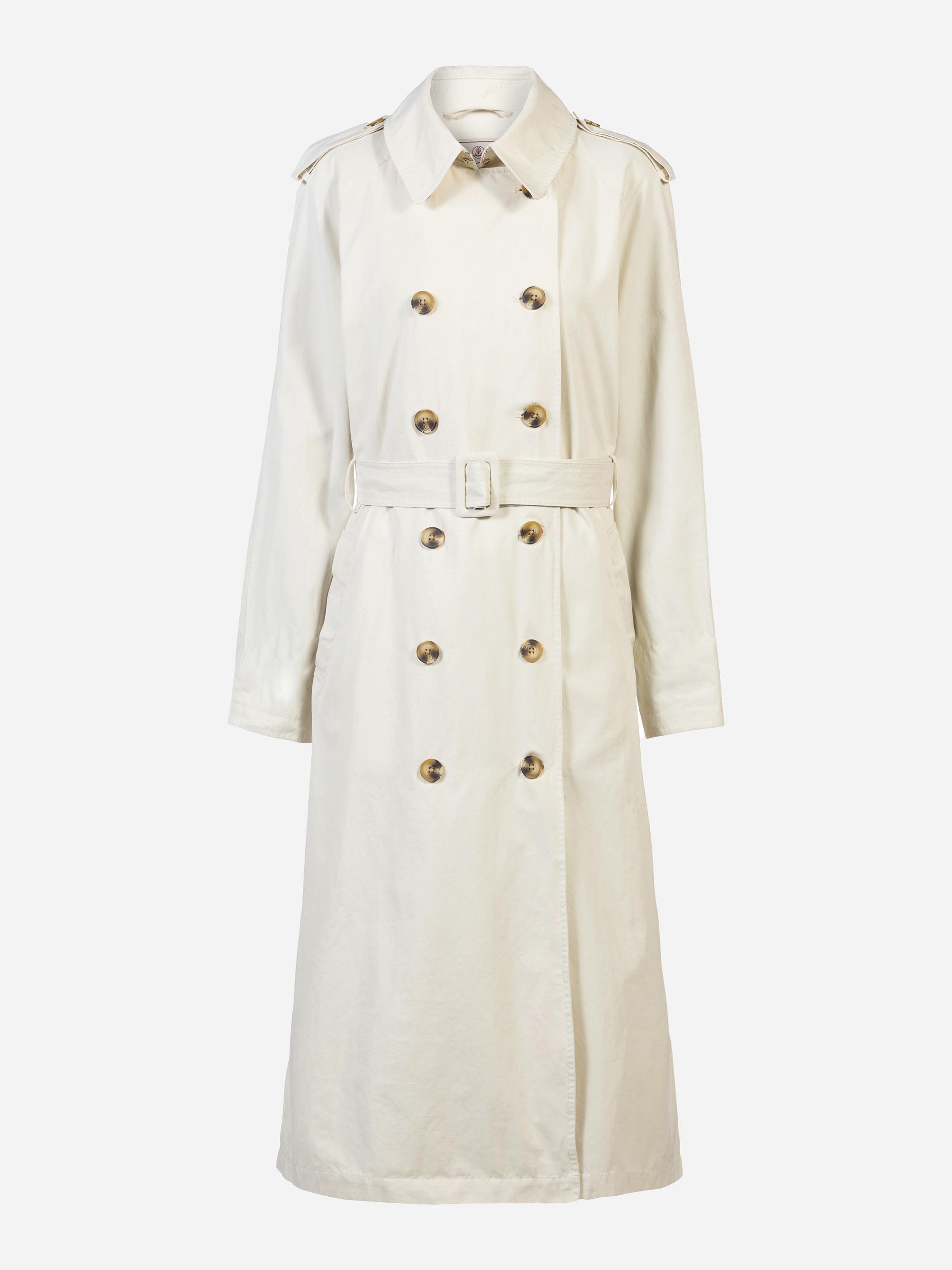 Langer, doppelreihiger beiger Trenchcoat mit Gürtel in der Taille, Schulterklappen und dunklen Knöpfen auf der Vorderseite.