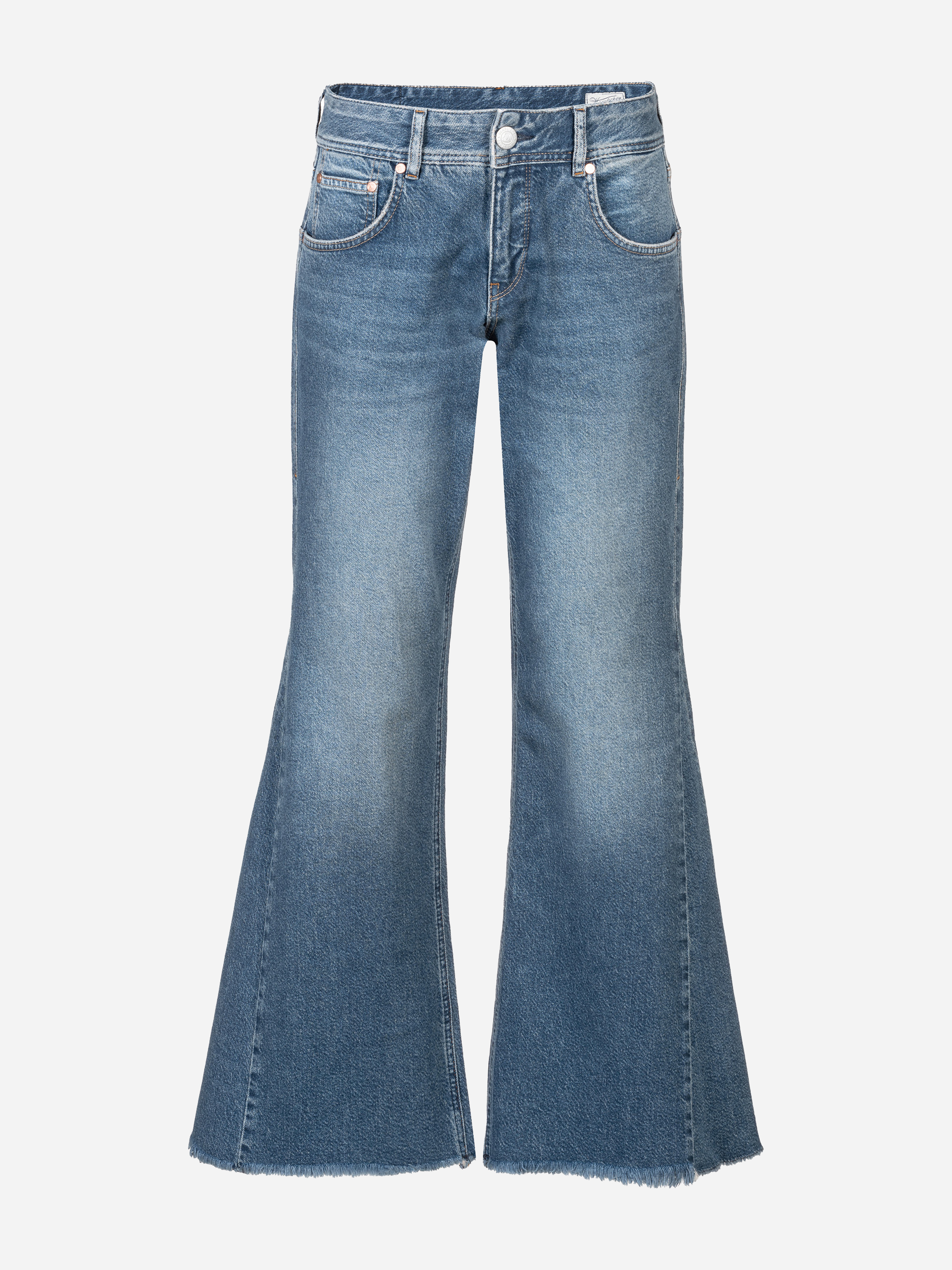 Blaue Jeans mit hoher Taille und ausgestelltem Saum und verblassten Details an den Oberschenkeln, abgebildet auf weißem Hintergrund.