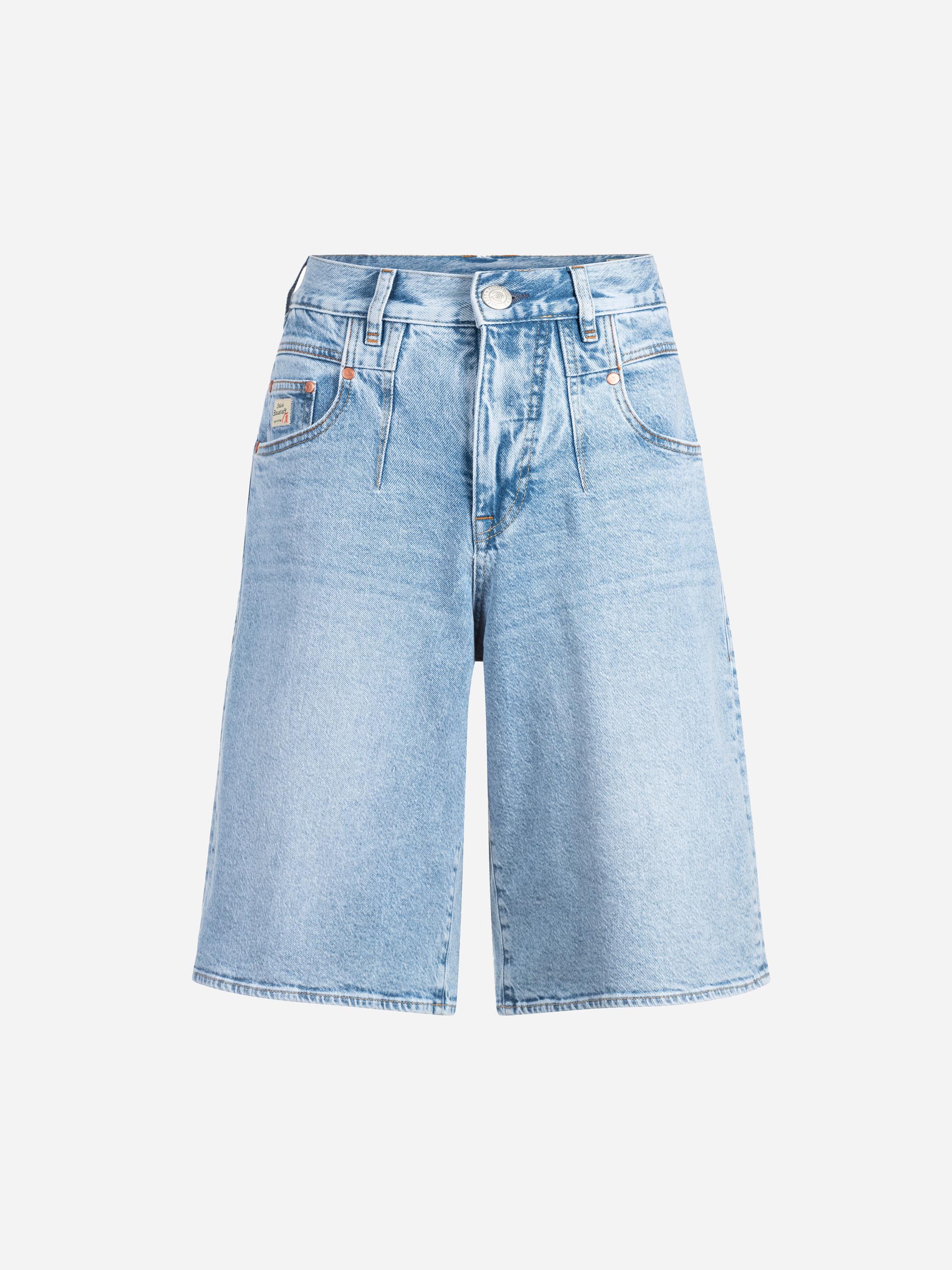 Hellblaue Denim-Shorts mit hoher Taille, Knopf- und Reißverschluss, Vorder- und Gesäßtaschen und einer lockeren, knielangen Passform auf einfarbigem weißem Hintergrund.