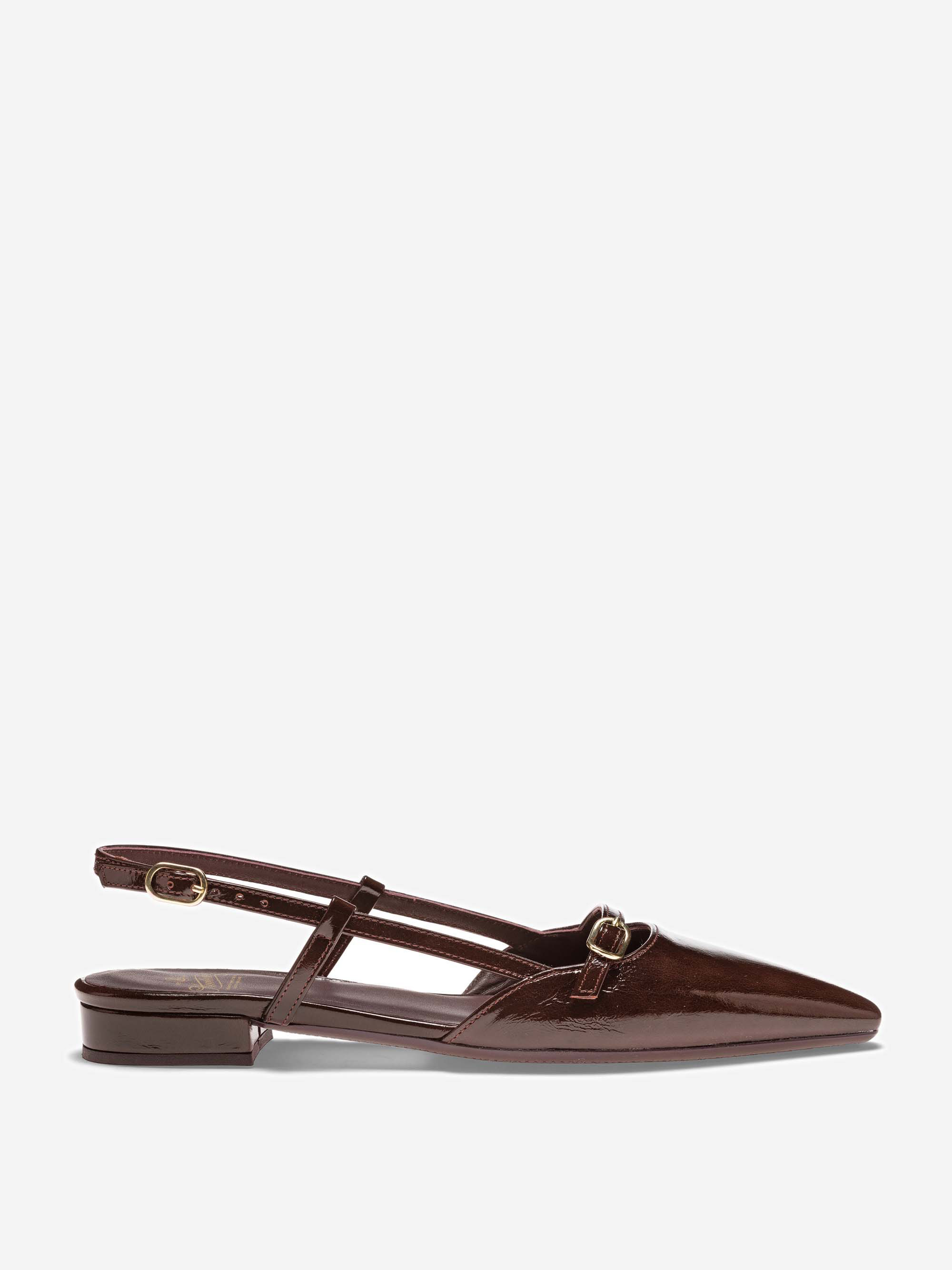 Ein brauner, flacher Slingback-Schuh aus Lackleder mit spitzer Spitze, niedrigem Absatz und verstellbarem Schnallenriemen an der Seite, dargestellt auf einem schlichten weißen Hintergrund.