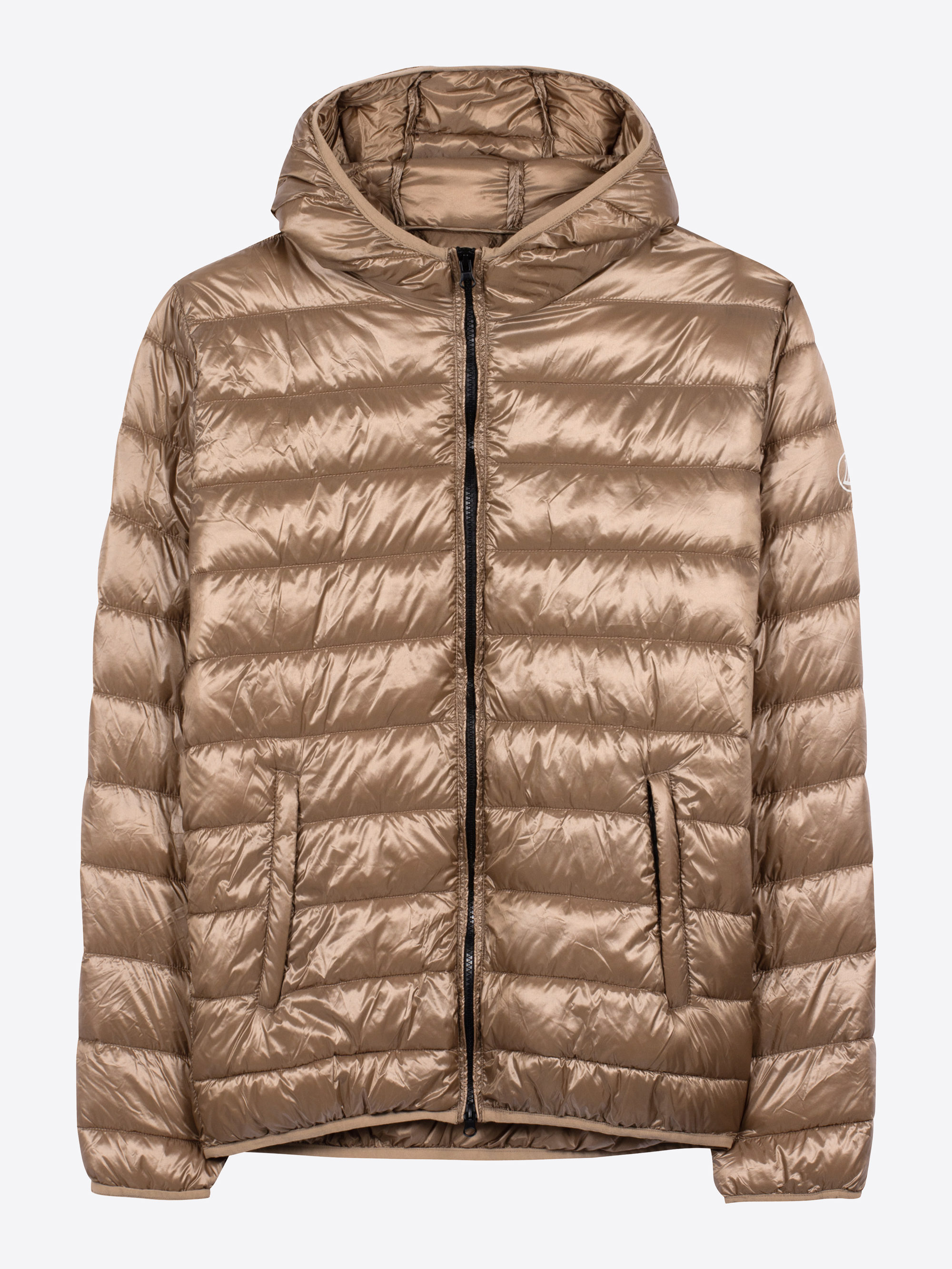 Eine hellbraune, glänzende Steppjacke mit Kapuze und Reißverschluss auf der Vorderseite, abgebildet auf einem schlichten weißen Hintergrund.