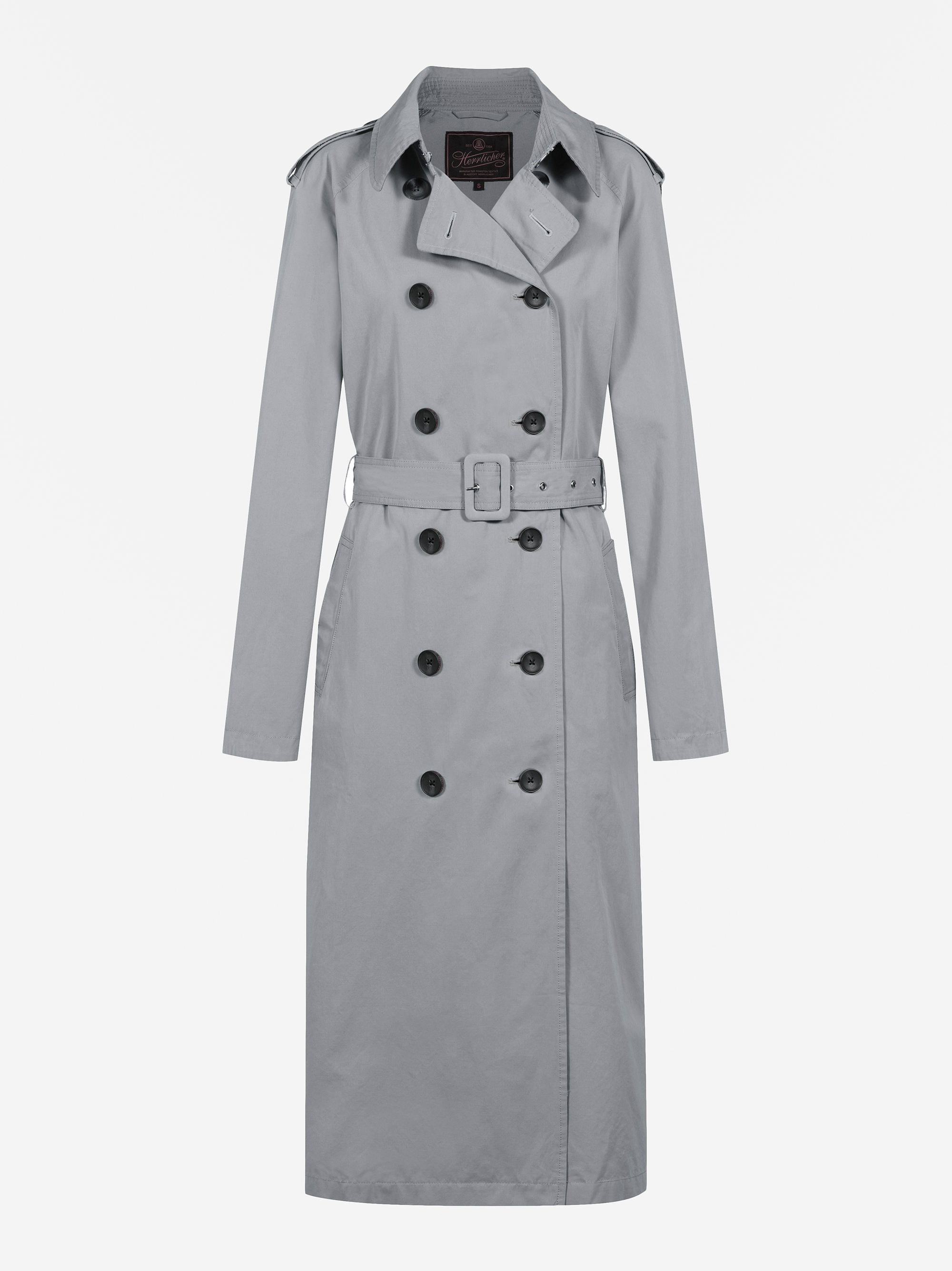 Langer grauer Trenchcoat mit schwarzen Knöpfen, einem Gürtel in der Taille und Schulterklappen auf weißem Grund.