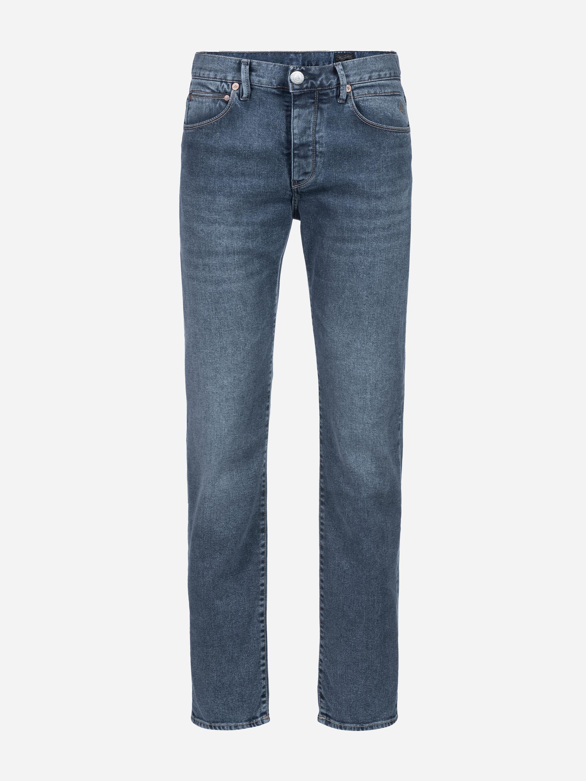 Ein Paar klassisch blaue Denim-Jeans mit geradem Bein, Knopf- und Reißverschluss an der Vorderseite und fünf Taschen auf weißem Hintergrund.