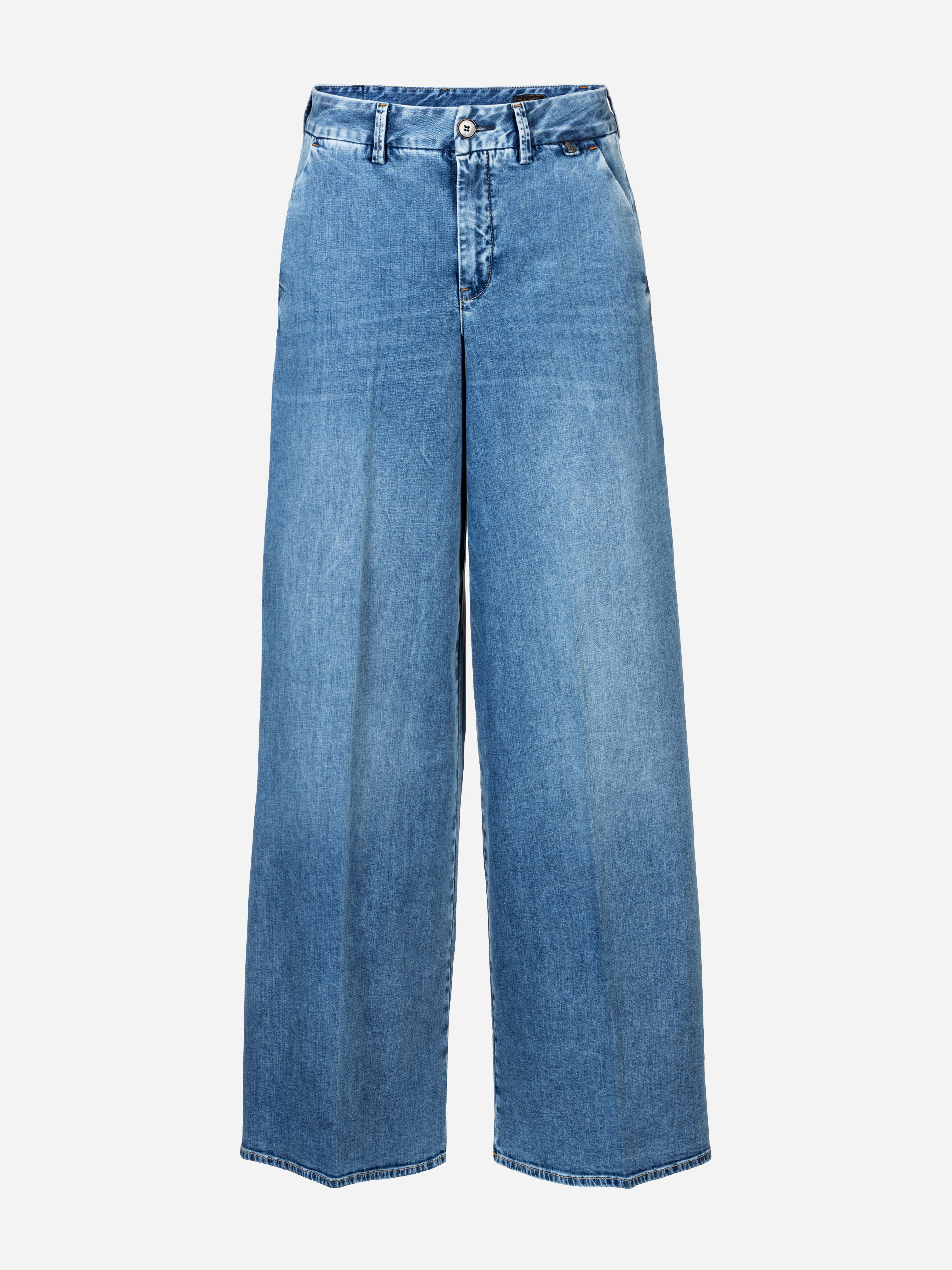 Hellblaue Denim-Jeans mit hoher Taille und weitem Bein, die vorne mit einem Knopf und einem Reißverschluss verschlossen wird, mit Seitentaschen und einer lockeren Passform, die vor einem einfarbig weißen Hintergrund präsentiert wird.