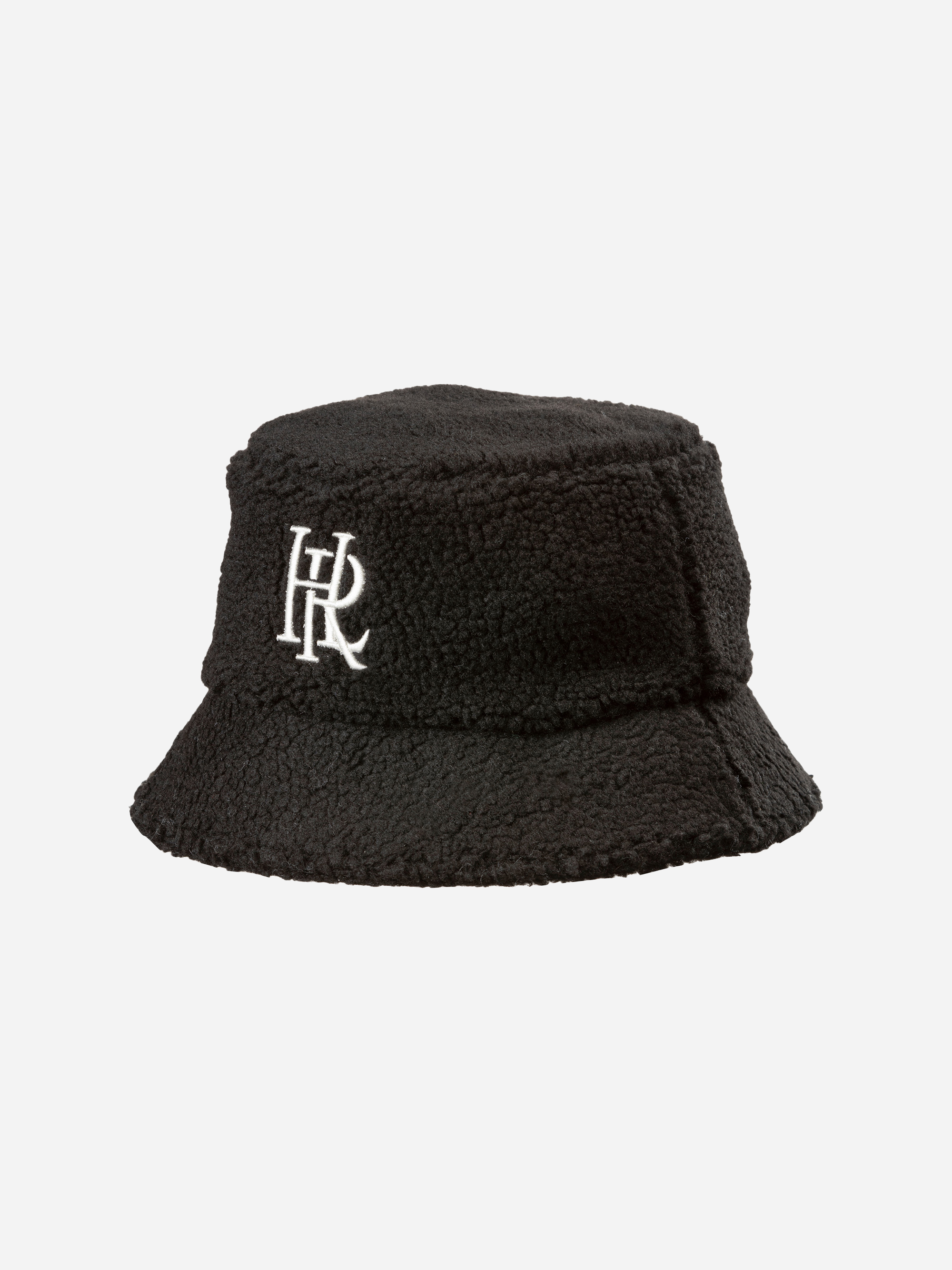 Eine schwarze Sherpa-Mütze mit strukturiertem, fleeceähnlichem Material und weiß gestickten LR-Initialen auf der Vorderseite, die sich von einem schlichten weißen Hintergrund abheben.