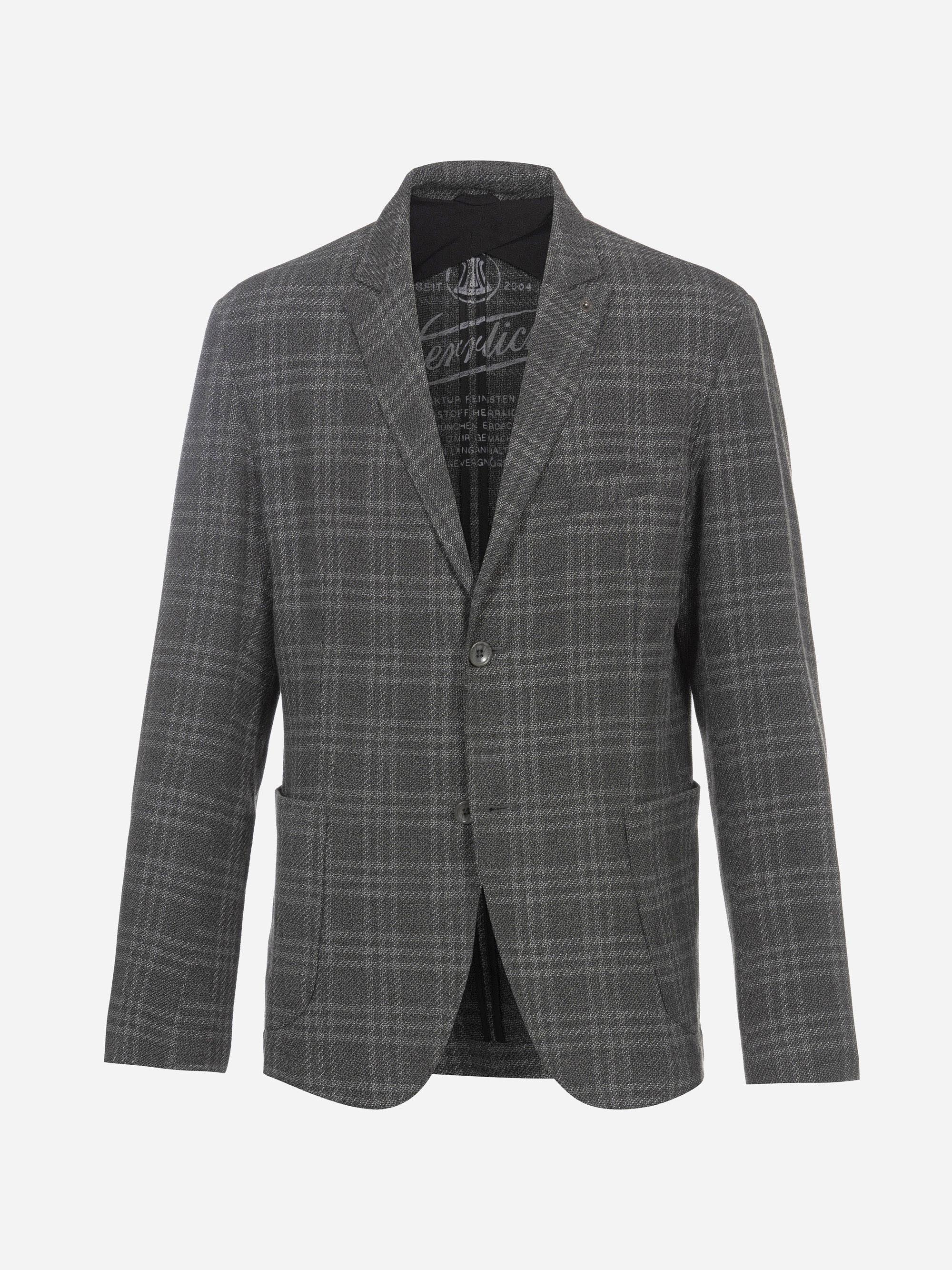 Ein grau karierter Blazer mit einreihiger, zweiknöpfiger Vorderseite, gekerbtem Revers und zwei aufgesetzten Taschen auf der Vorderseite vor einem schlichten weißen Hintergrund.