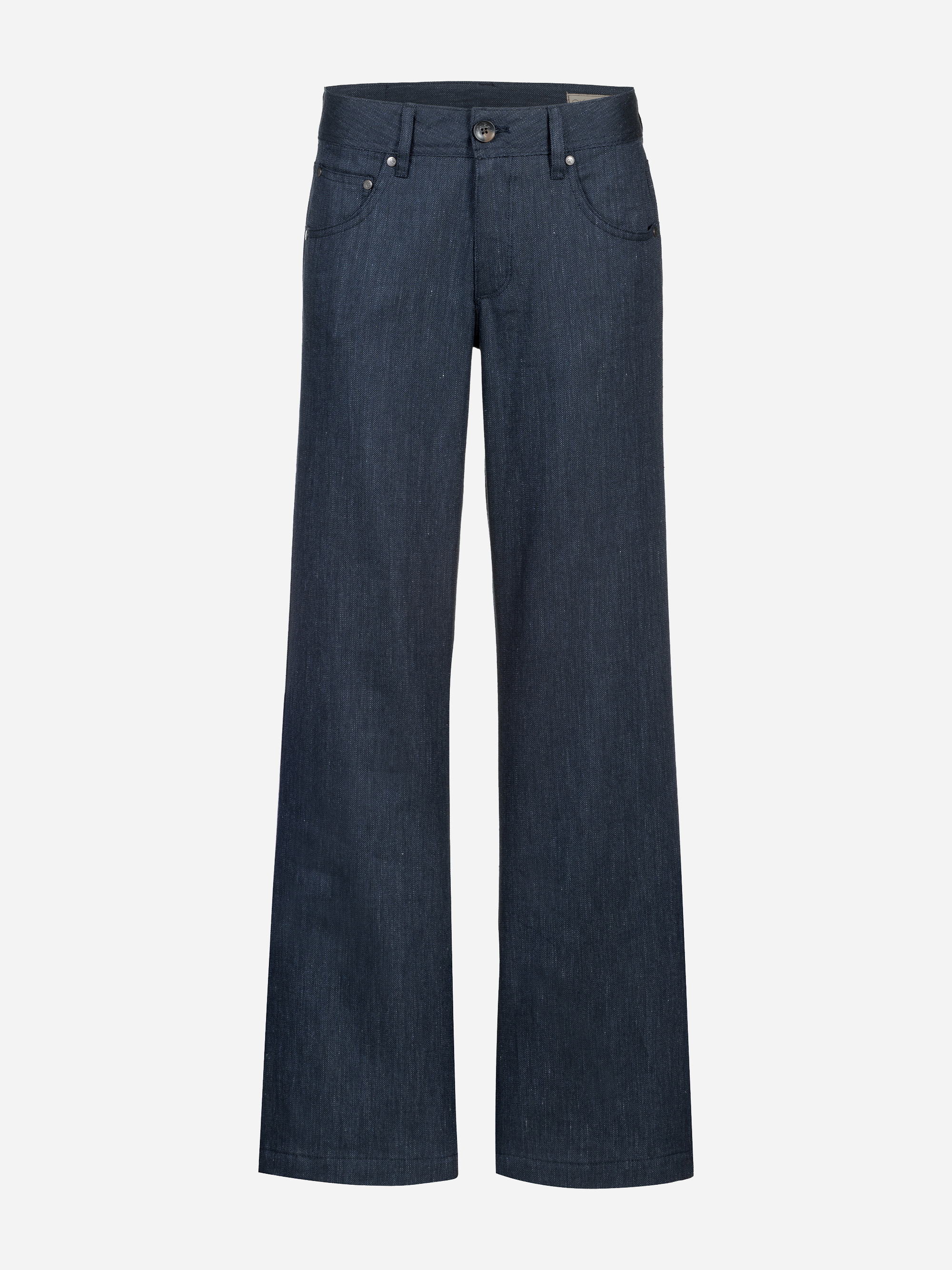 Dunkelblaue Jeans mit weitem Bein, Vorder- und Gesäßtaschen, Gürtelschlaufen, Knopf- und Reißverschluss auf weißem Hintergrund.