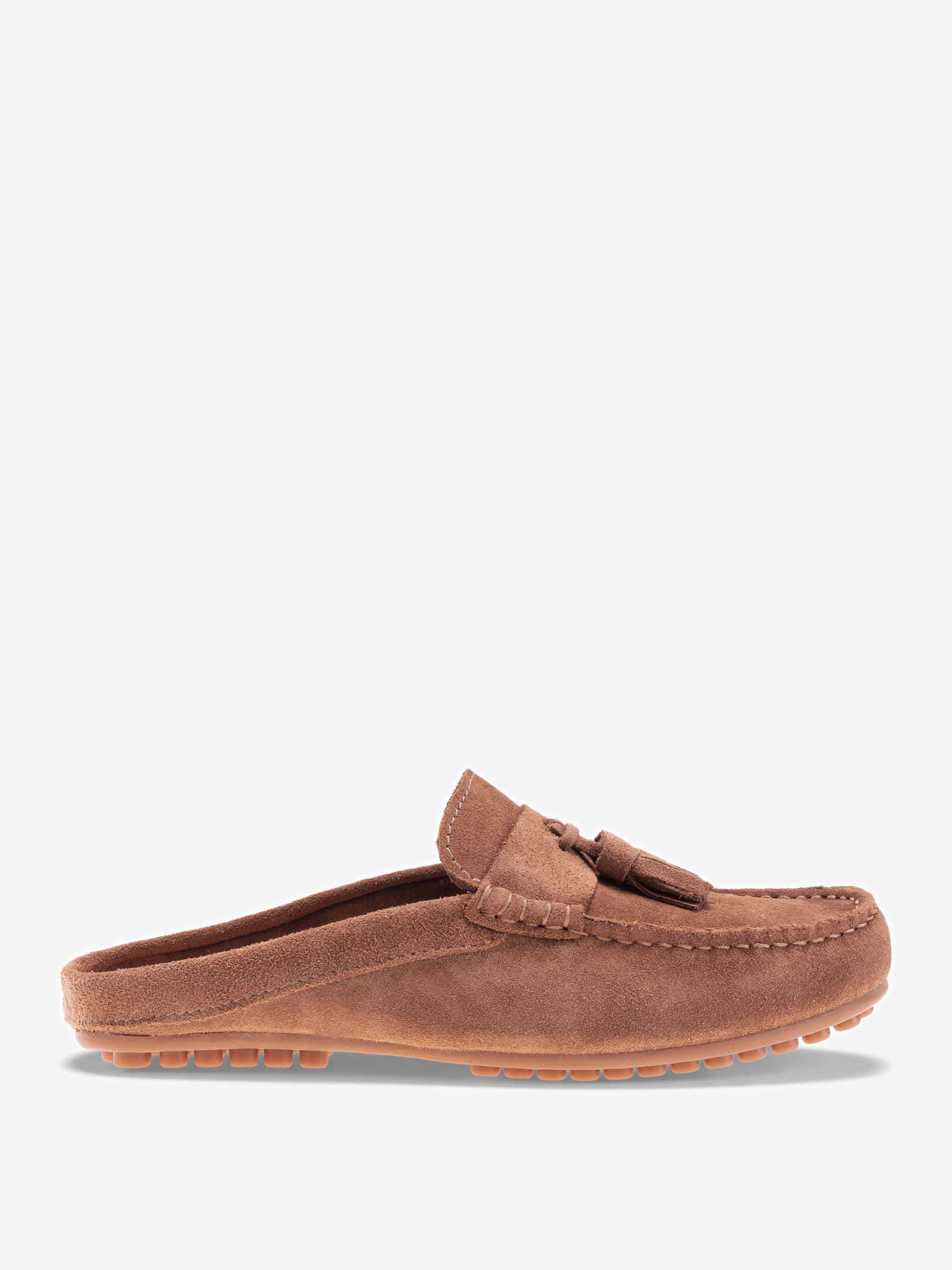 Ein brauner Slipper aus Wildleder mit Quastendetail an der Oberseite, sichtbaren Nähten und einer strukturierten Gummisohle, dargestellt auf einem schlichten hellen Hintergrund.