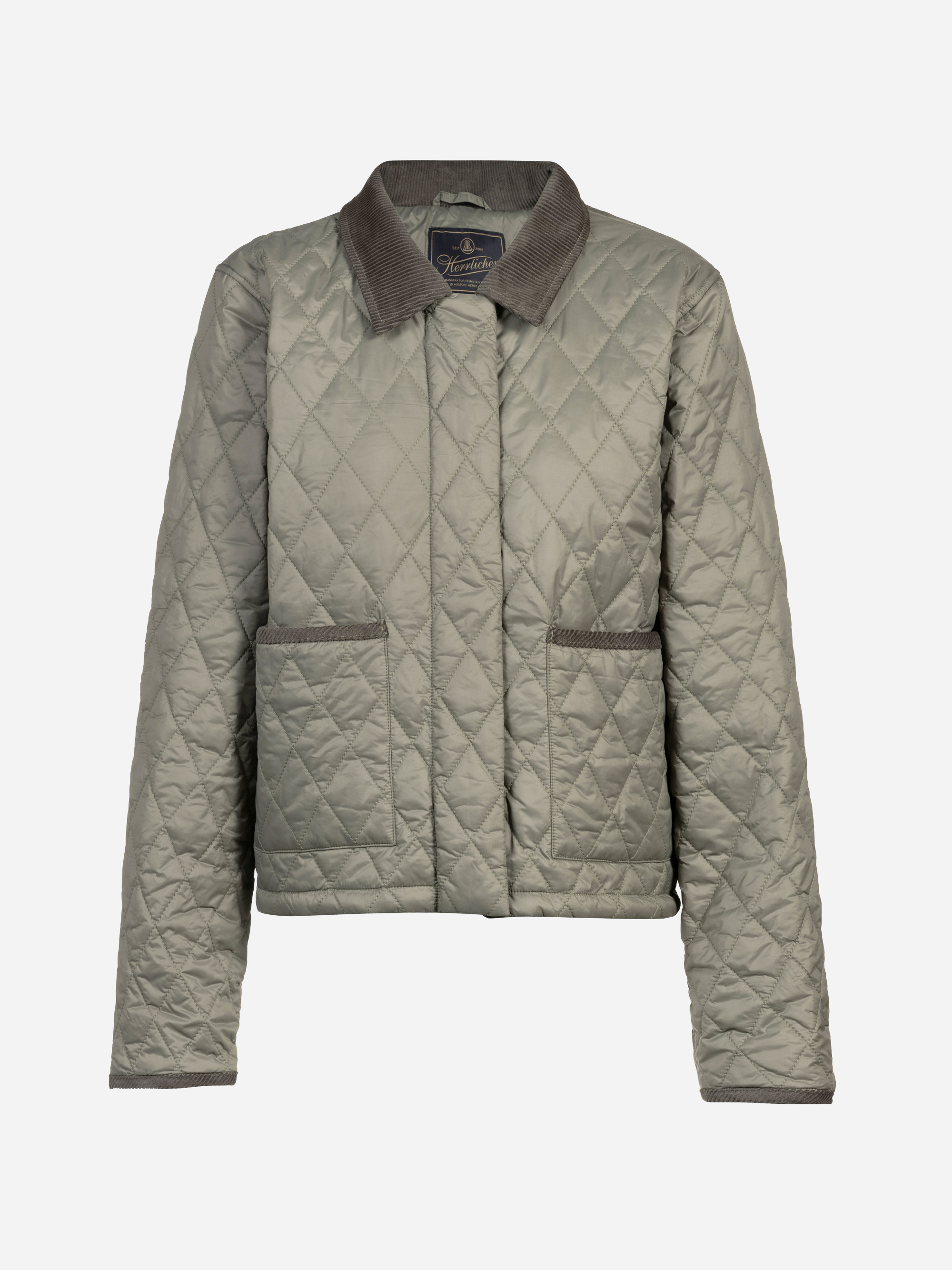 Eine hellolivgrüne Steppjacke mit Cordkragen, Knopfverschluss vorne, zwei großen Taschen vorne und langen Ärmeln. Die Jacke hat ein Rautensteppmuster und eine leicht kastenförmige Passform.