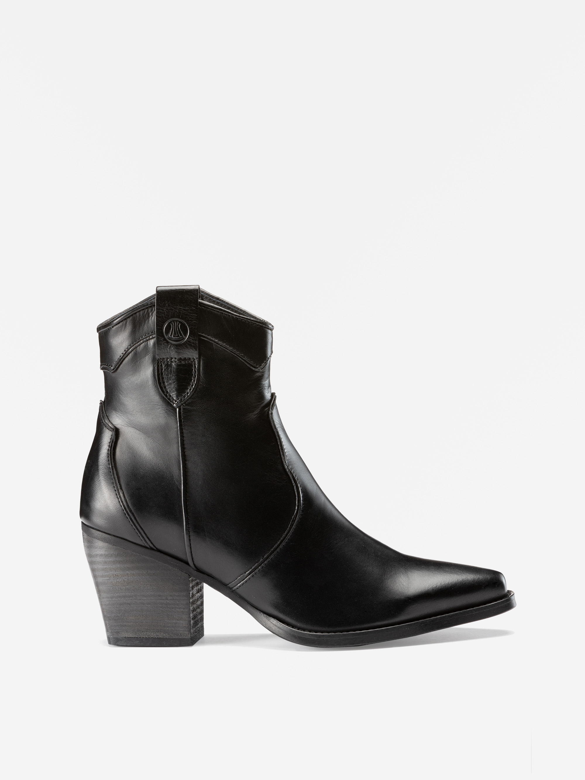 Schwarze Lederstiefelette mit spitzer Zehenpartie, klobigem, halbhohem Absatz und Zuglasche, von der Seite vor weißem Hintergrund gezeigt.