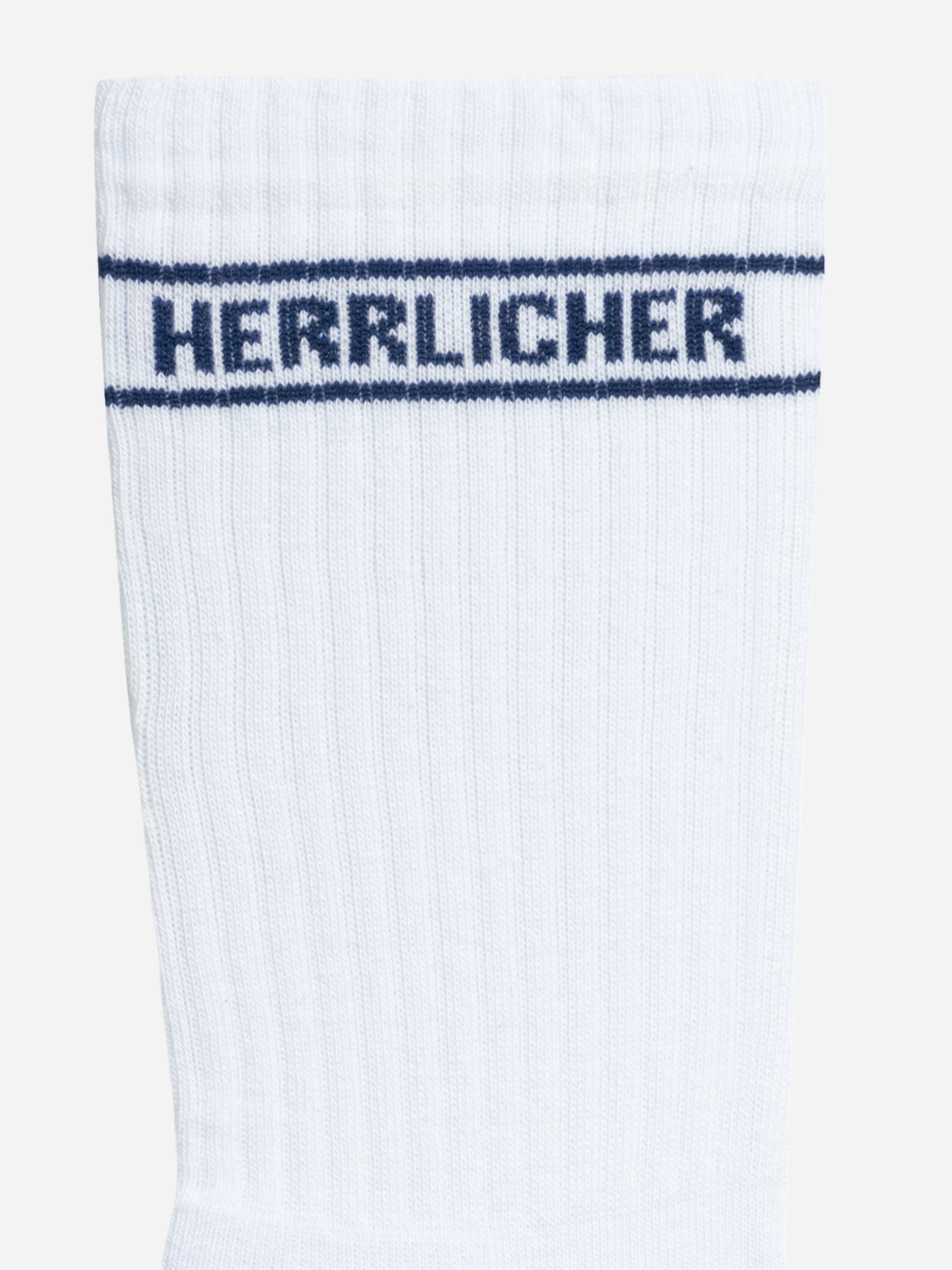 Nahaufnahme einer weißen gerippten Socke mit zwei horizontalen marineblauen Streifen und dem Wort HERRLICHER, das zwischen den Streifen gestrickt ist.