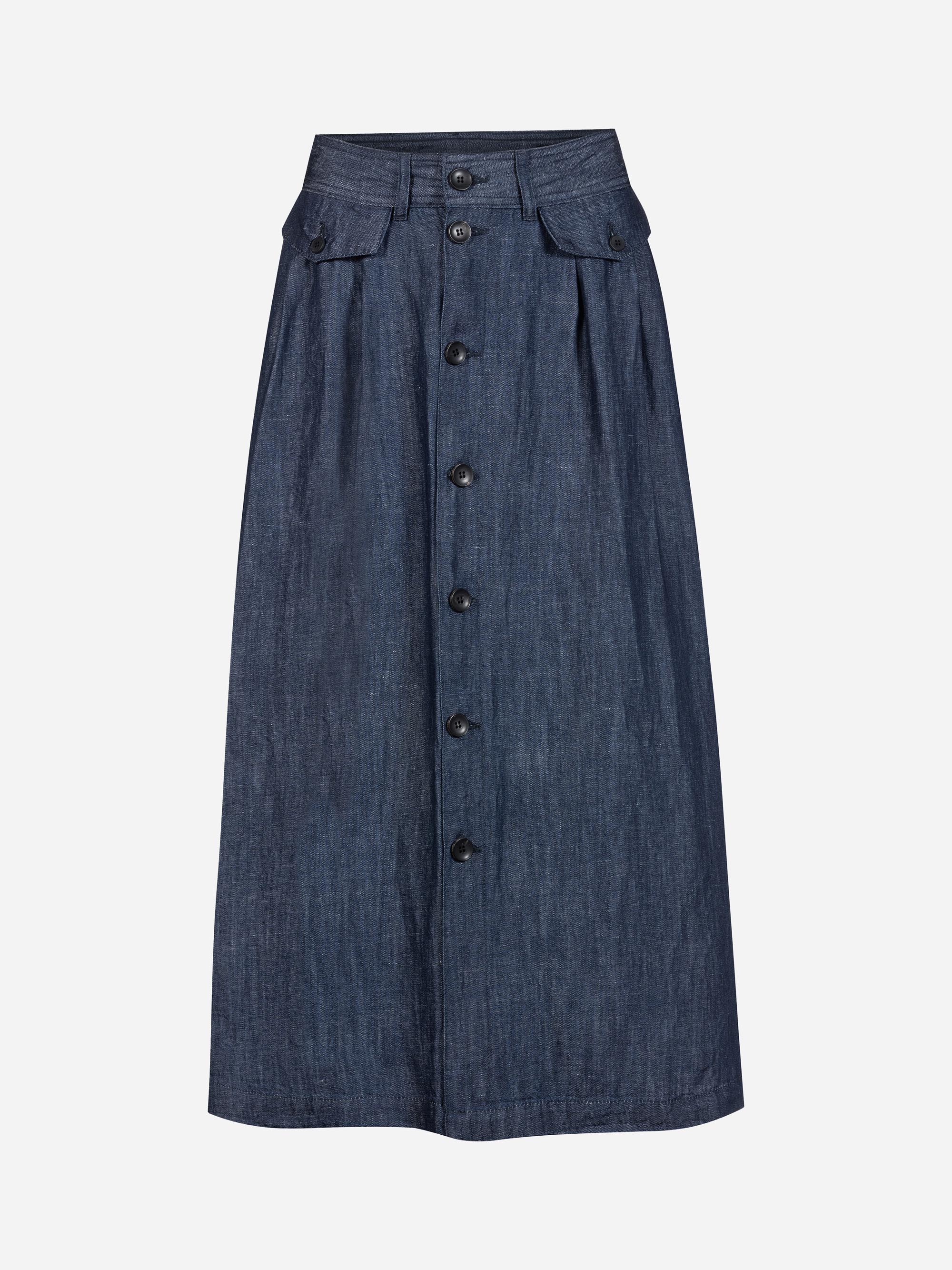Ein dunkelblauer Jeans-Midirock mit hoher Taille, Falten auf der Vorderseite, Klappentaschen mit Knöpfen und einer Reihe schwarzer Knöpfe in der vorderen Mitte. Der Rock hat eine gerade, leicht ausgestellte Silhouette.