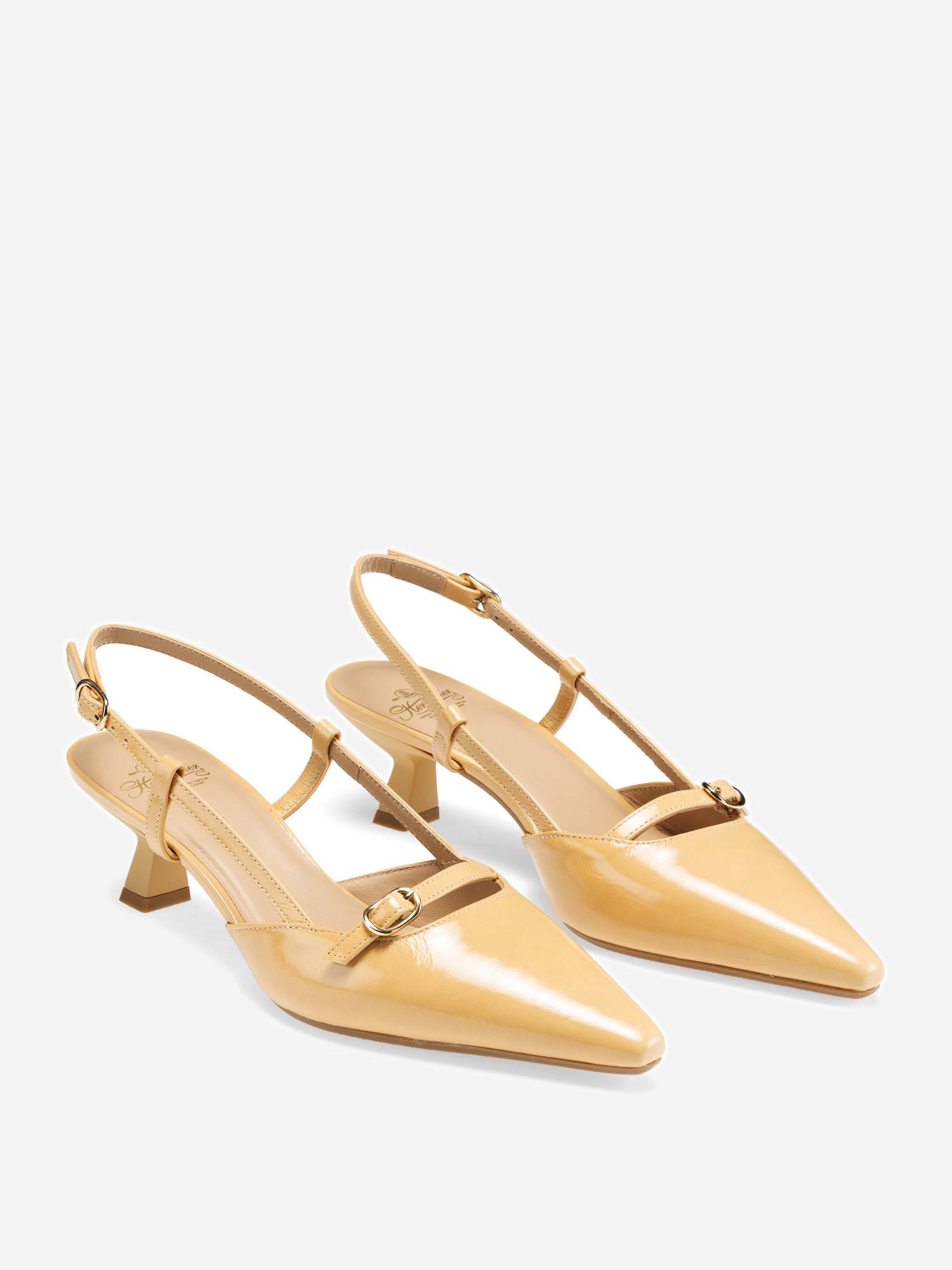 Ein Paar glänzender beiger Slingback-Absätze mit spitzen Zehen, niedrigem Blockabsatz und dünnen Riemen mit kleinen Schnallendetails auf hellem Hintergrund.
