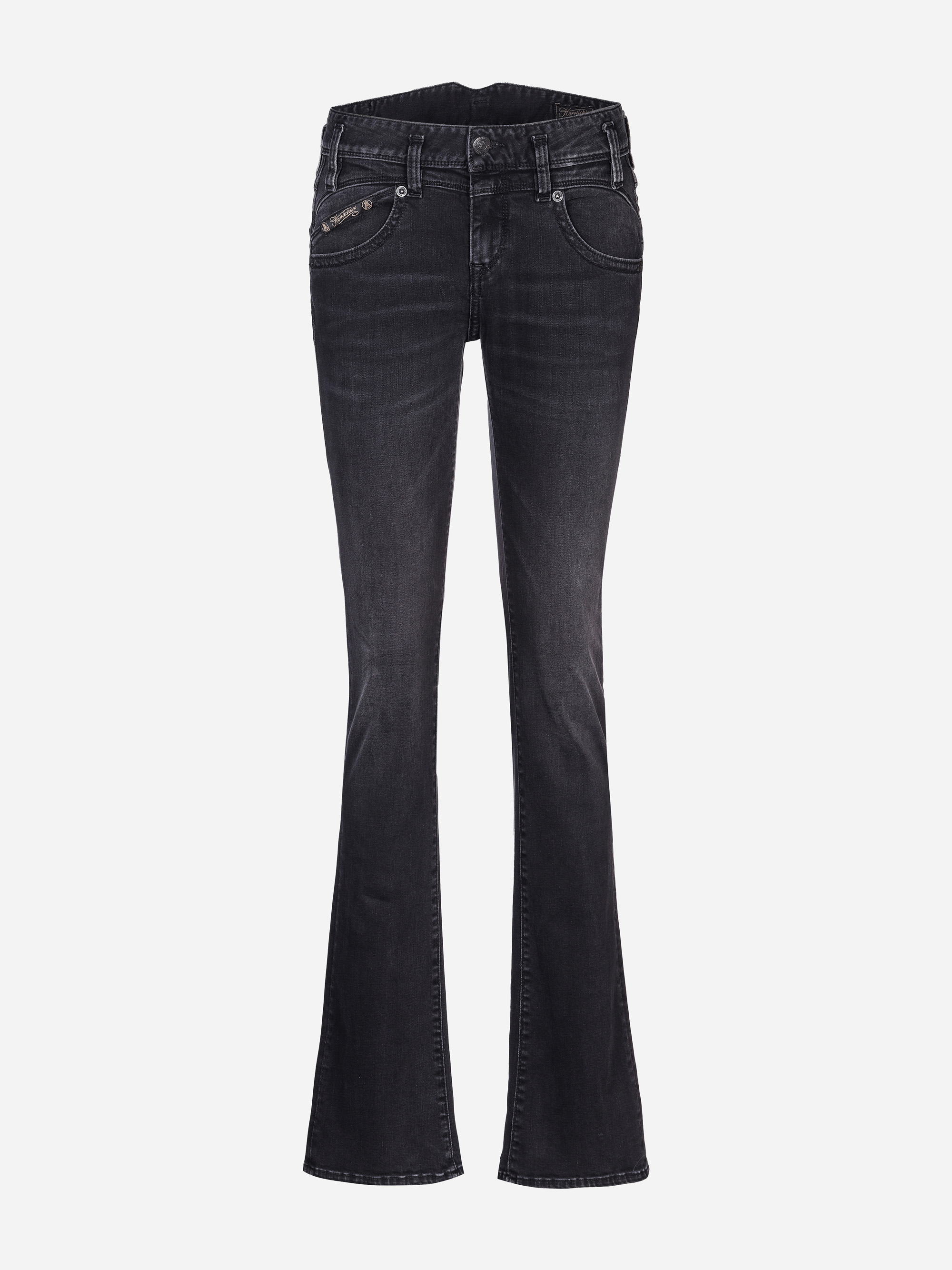 Eine schwarze Bootcut-Jeans mit Vorder- und Gesäßtaschen, sichtbaren Nähten und einem Knopfverschluss, dargestellt auf einem einfarbig weißen Hintergrund.