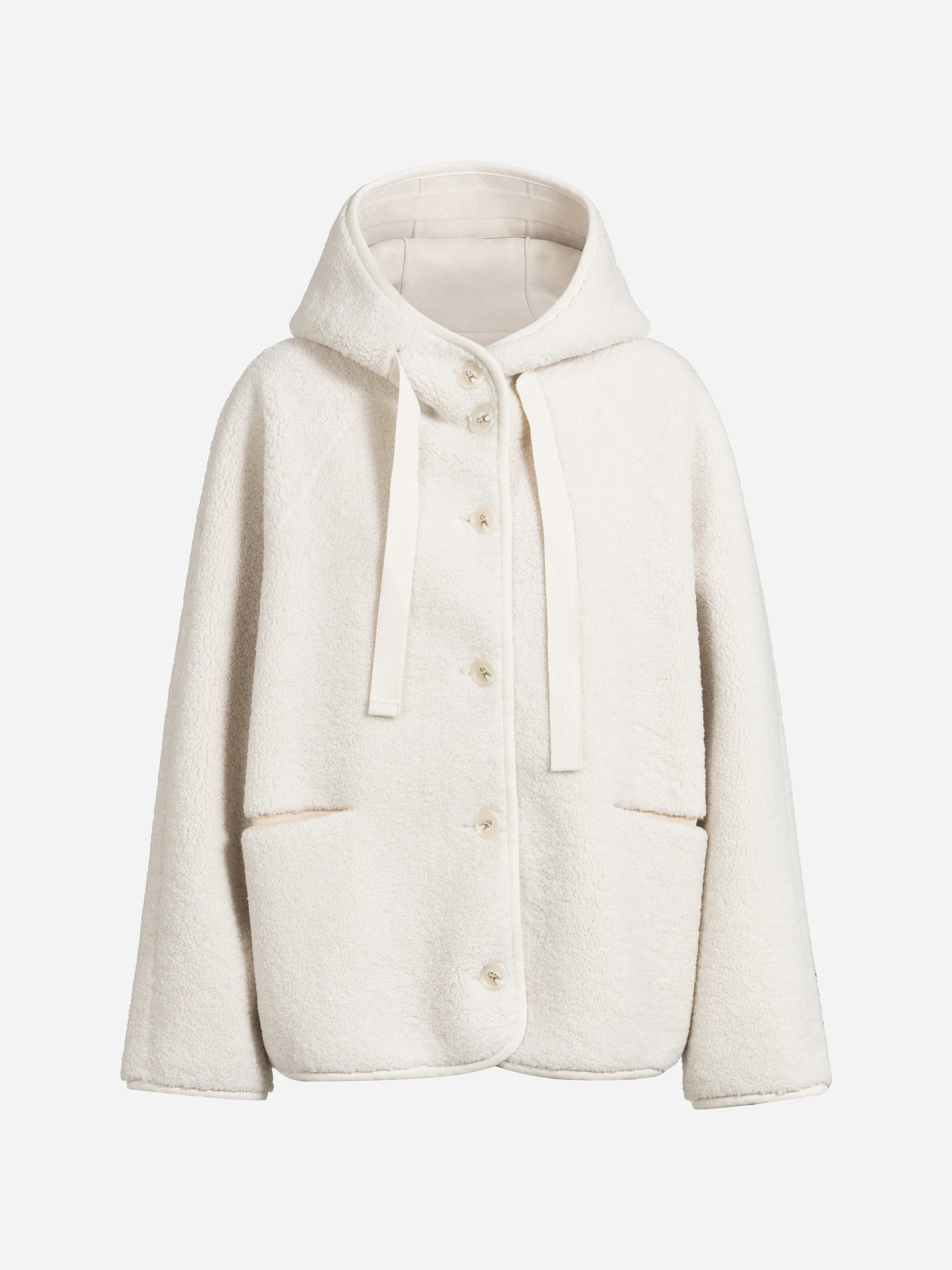 Eine cremefarbene Fleecejacke zum Knöpfen mit einer Kapuze, zwei Vordertaschen und langen Ärmeln auf weißem Hintergrund.