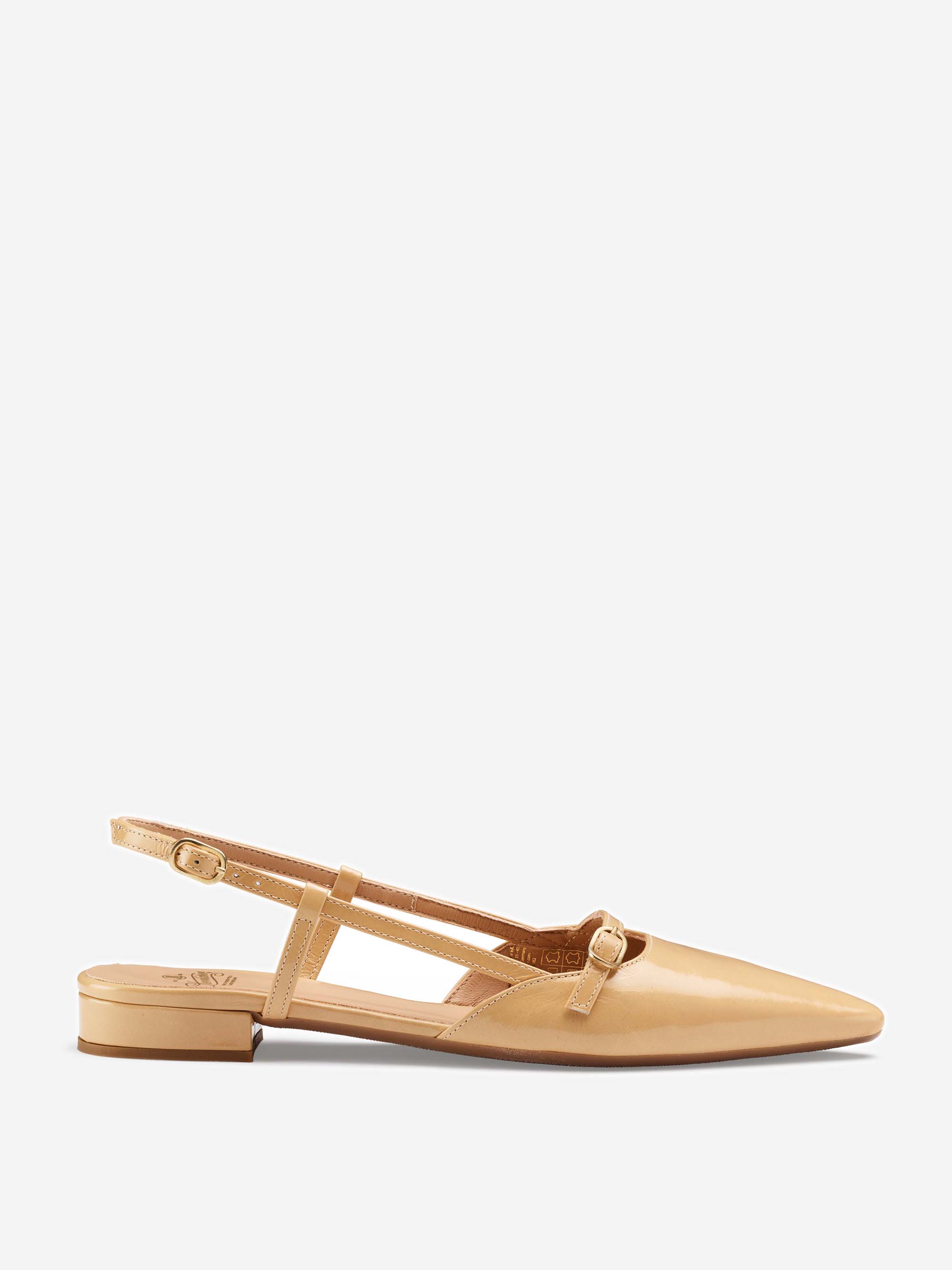 Ein hellbrauner, spitz zulaufender, flacher Slingback-Schuh mit niedrigem Absatz und einem dünnen, verstellbaren Knöchelriemen, der auf einem schlichten weißen Hintergrund abgebildet ist.