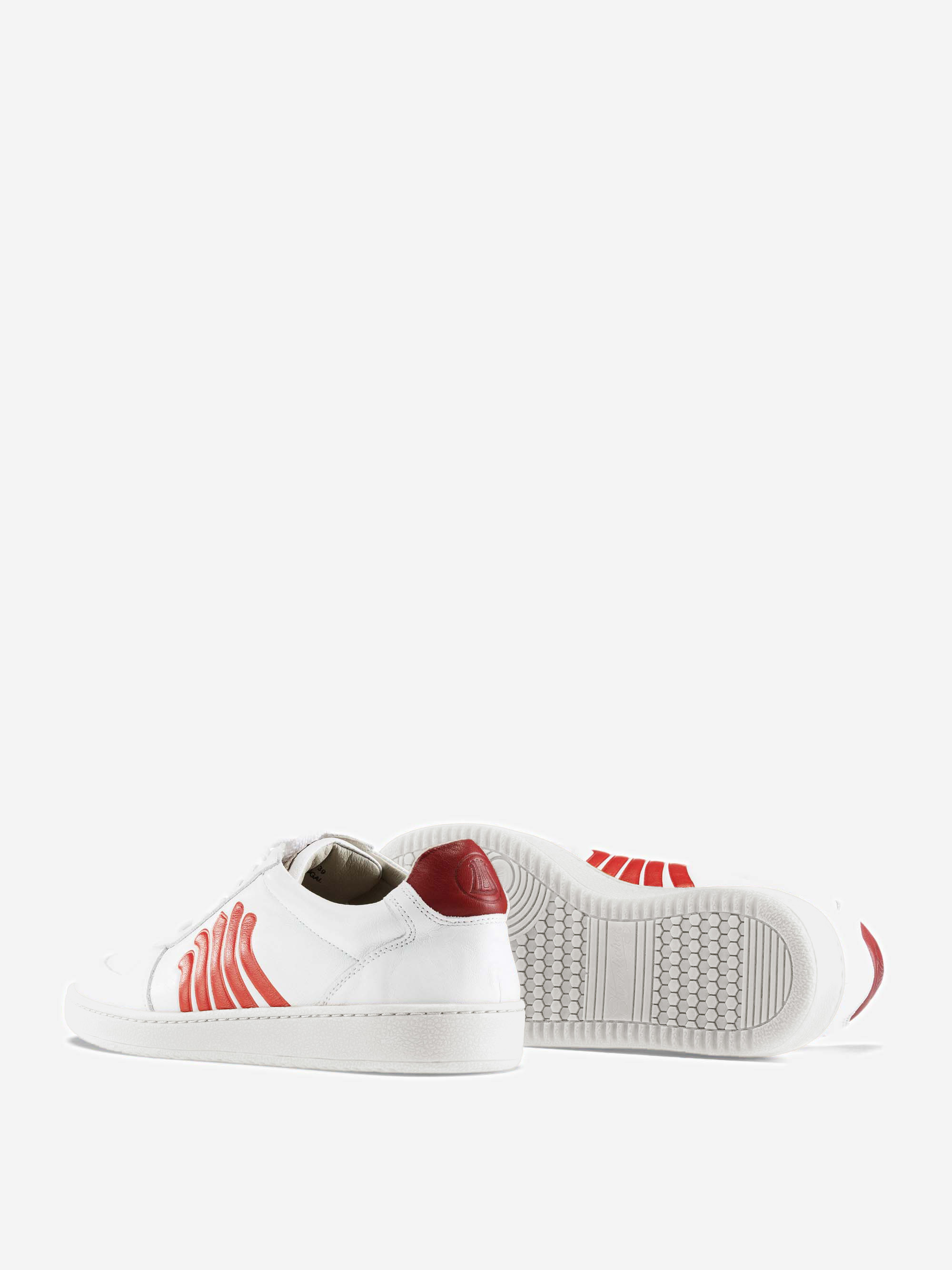 Ein Paar weiße Turnschuhe mit roten Streifen an der Seite und einem roten Fersenaufnäher; ein Schuh steht aufrecht, der andere liegt auf der Seite und zeigt das Profil der Sohle.