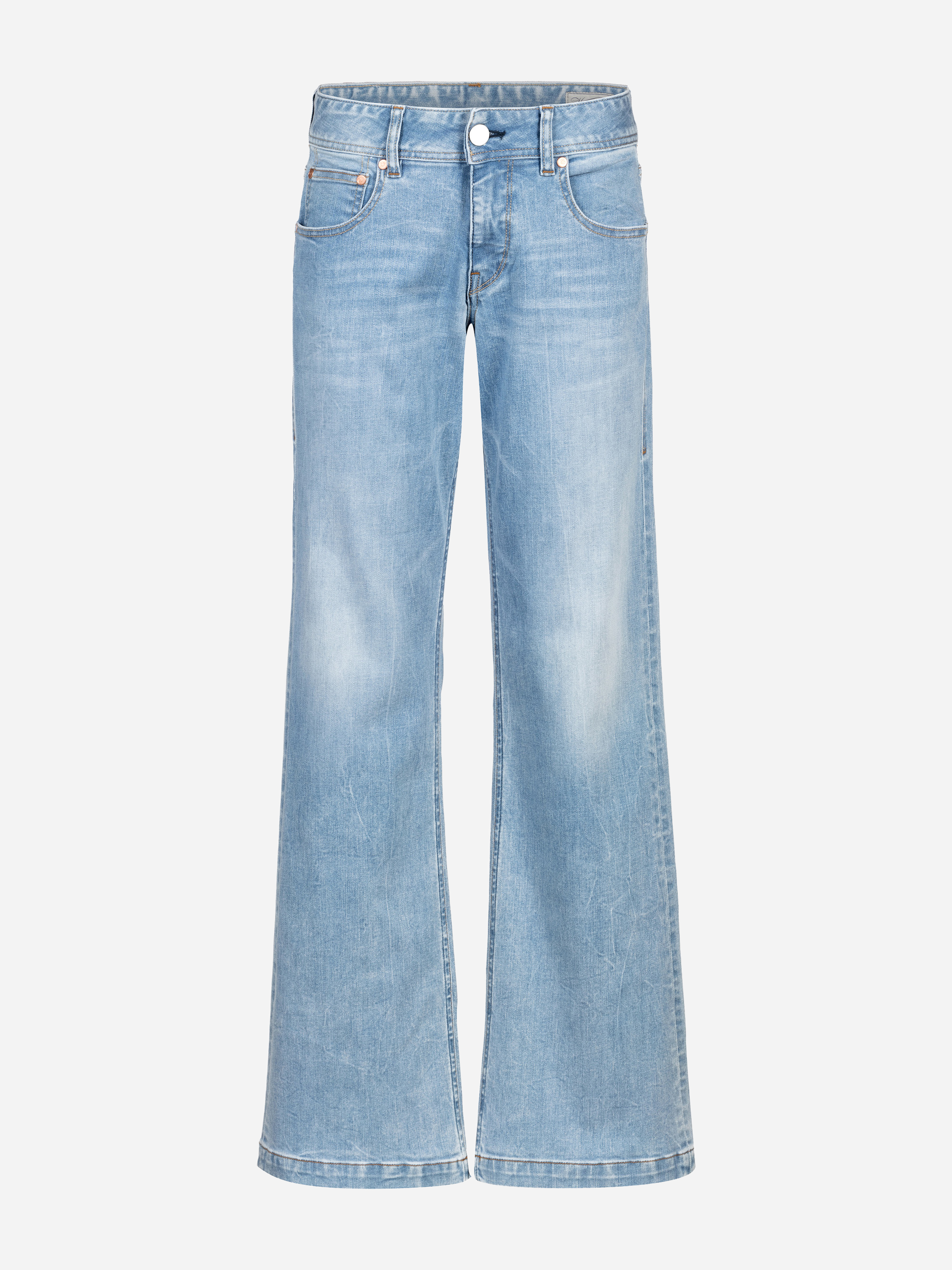 Hellblaue Jeans mit hoher Taille und weitem Bein, Knopf- und Reißverschluss, Vorder- und Gesäßtaschen und dezentem Fading an den Oberschenkeln auf weißem Grund.