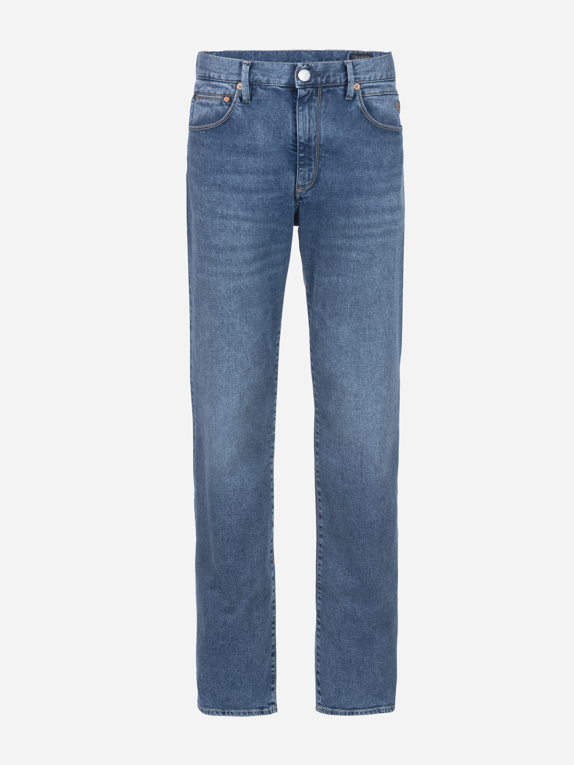 Ein Paar klassisch blaue Denim-Jeans mit geradem Bein, Knopf- und Reißverschluss an der Vorderseite und fünf Taschen auf weißem Hintergrund.