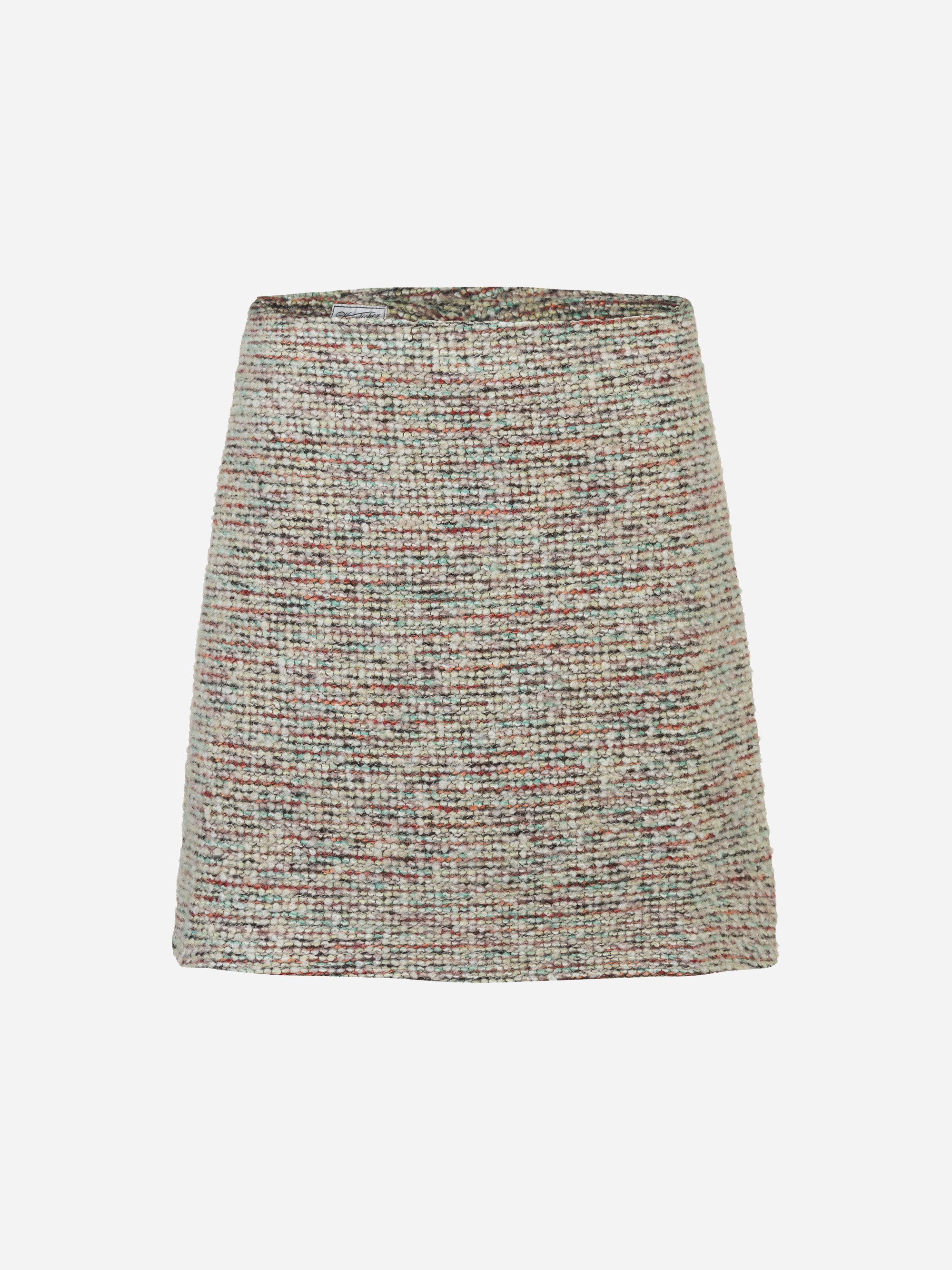 Ein strukturierter, mehrfarbiger Tweed-Minirock mit geradem Schnitt, der sich auf einem schlichten weißen Hintergrund präsentiert. Der Rock zeichnet sich durch einen subtilen Farbmix und ein einfaches, über dem Knie liegendes Design aus.