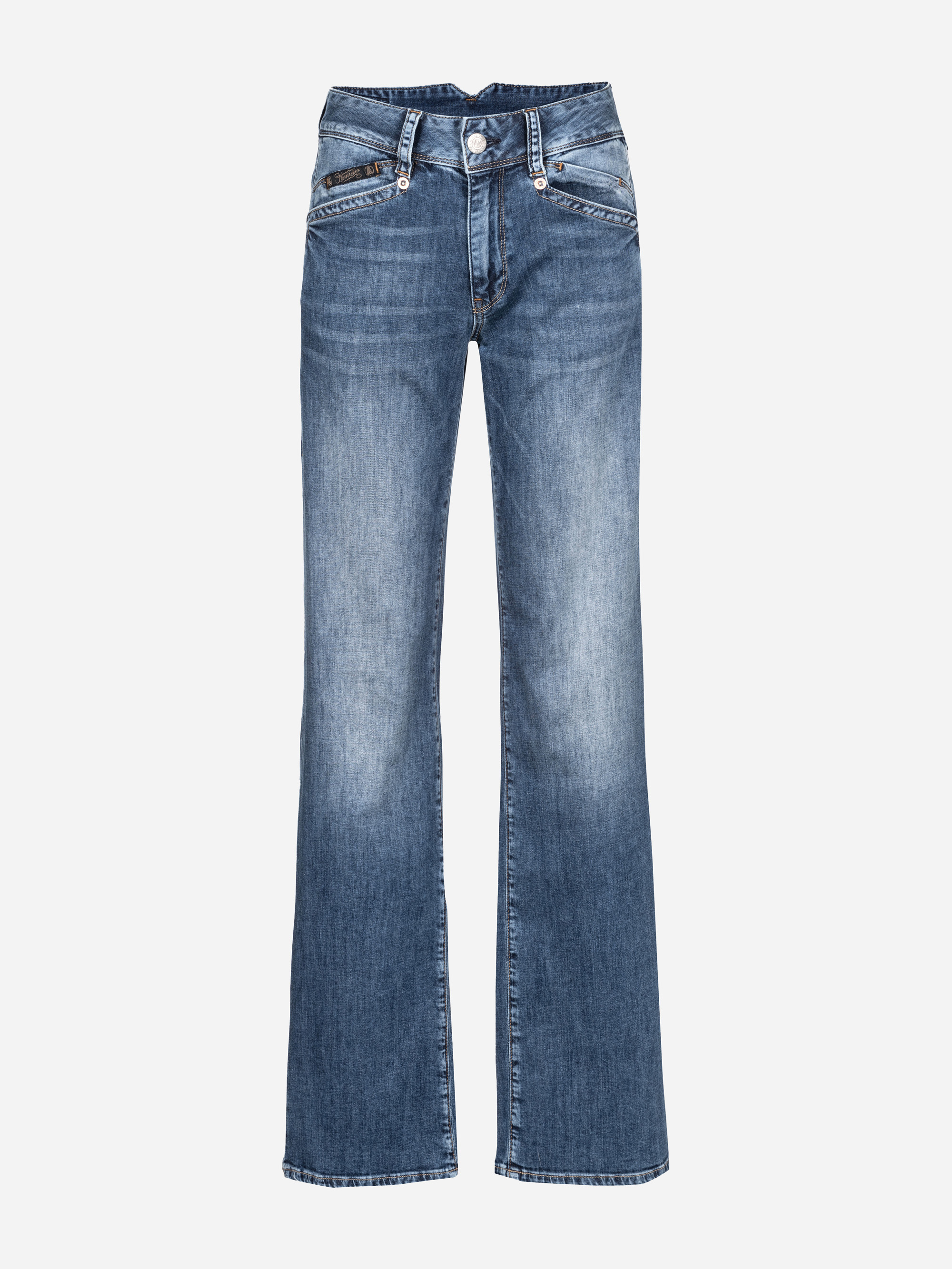 Ein Paar blaue Denim-Jeans mit leicht ausgestelltem Bein, Vordertaschen, Gürtelschlaufen und einem silbernen Knopf und Reißverschluss. Die Jeans hat eine verblasste Waschung und dezente Gebrauchsspuren.