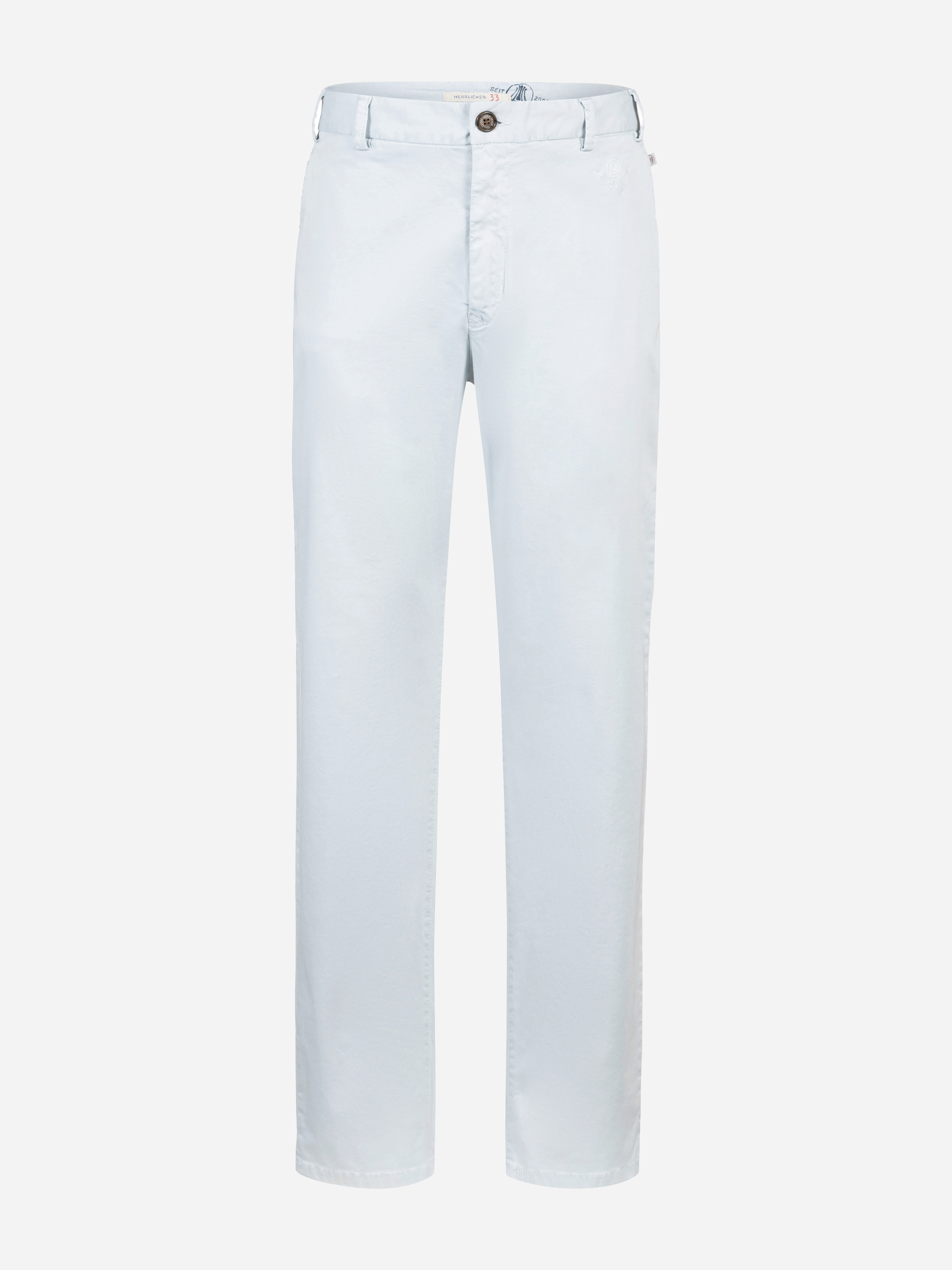 Hellblaue Chinohose mit geradem Bein, Gürtelschlaufen, Knopf- und Reißverschluss an der Vorderseite und Seitentaschen auf weißem Grund.
