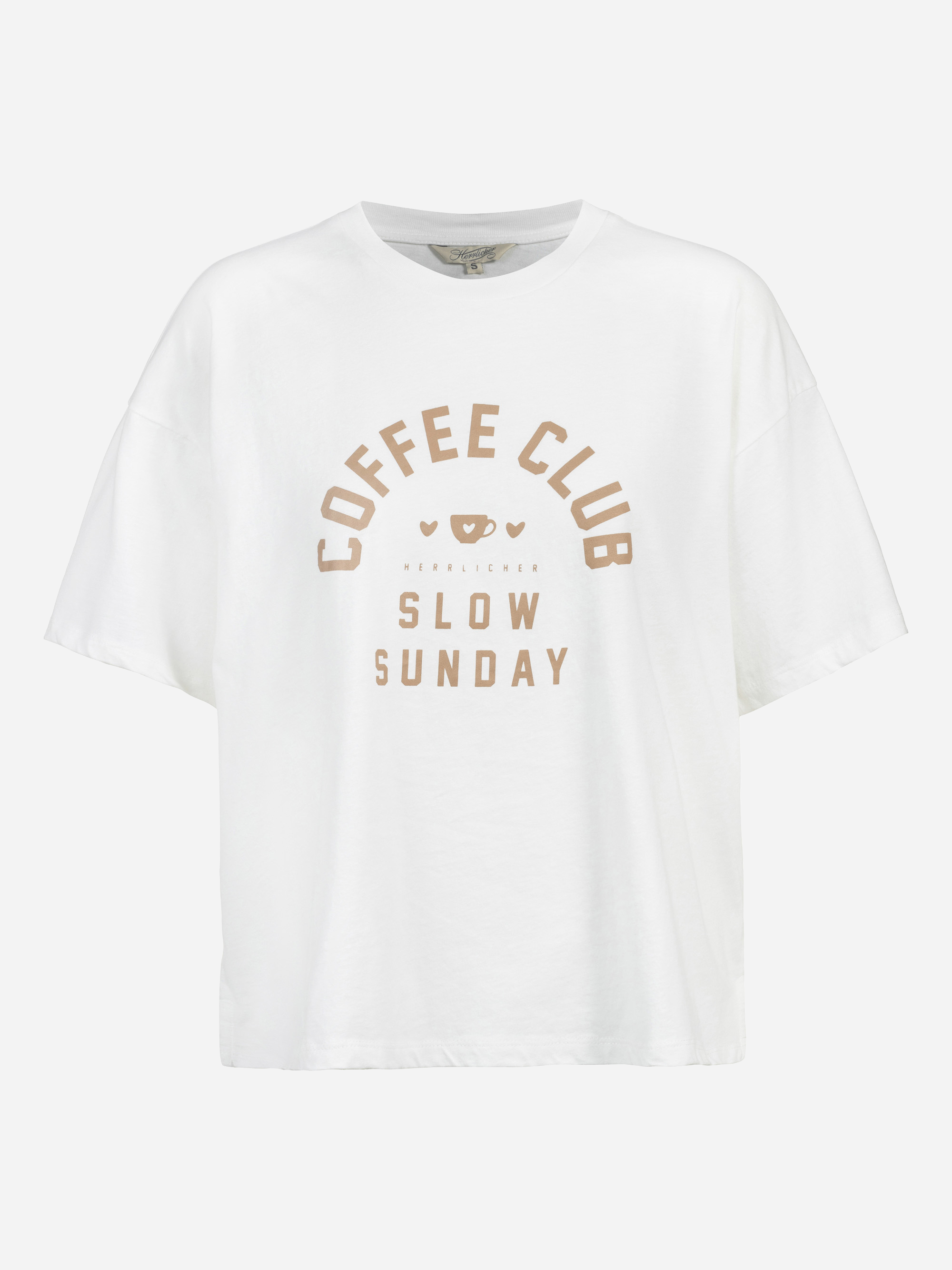 Ein weißes, übergroßes T-Shirt mit den Aufschriften COFFEE CLUB und SLOW SUNDAY in hellbraunen Buchstaben auf der Vorderseite, zusammen mit drei kleinen Herzsymbolen.
