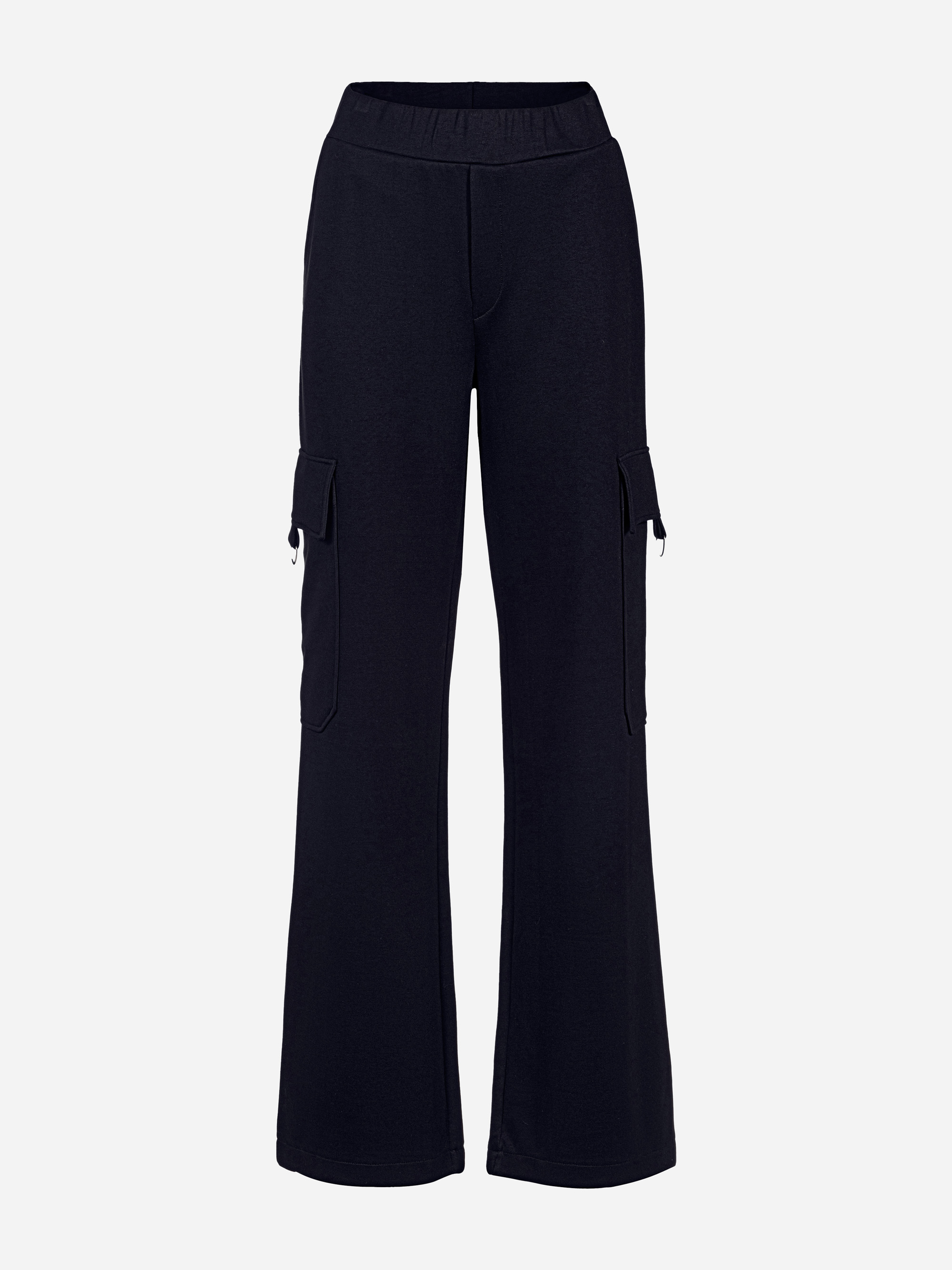 Schwarze Cargohose mit elastischem Bund und weitem Bein, mit Seitentaschen mit Klappen und Knöpfen an jedem Oberschenkel, auf weißem Hintergrund.