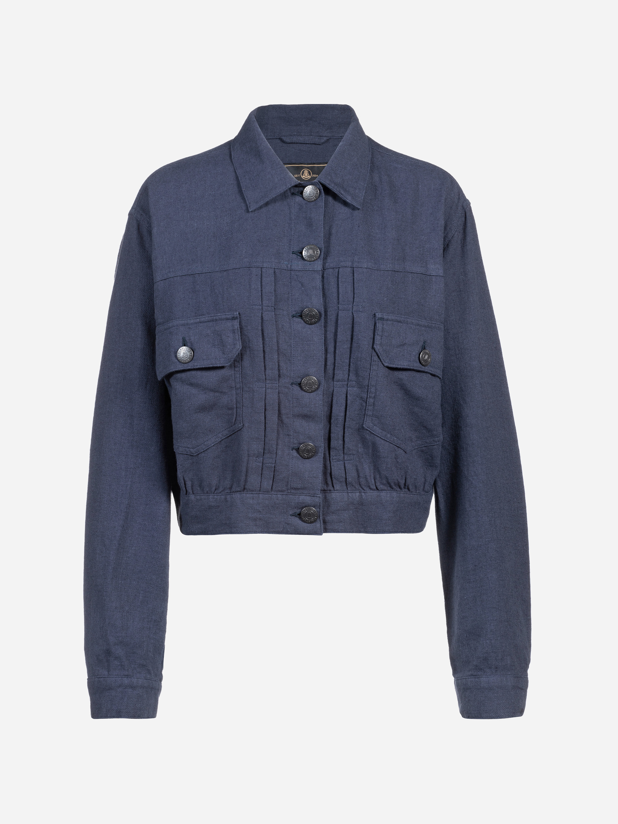 Dunkelblaue, geknöpfte Kurzjacke mit zwei Brusttaschen und langen Ärmeln auf einfarbig weißem Hintergrund.