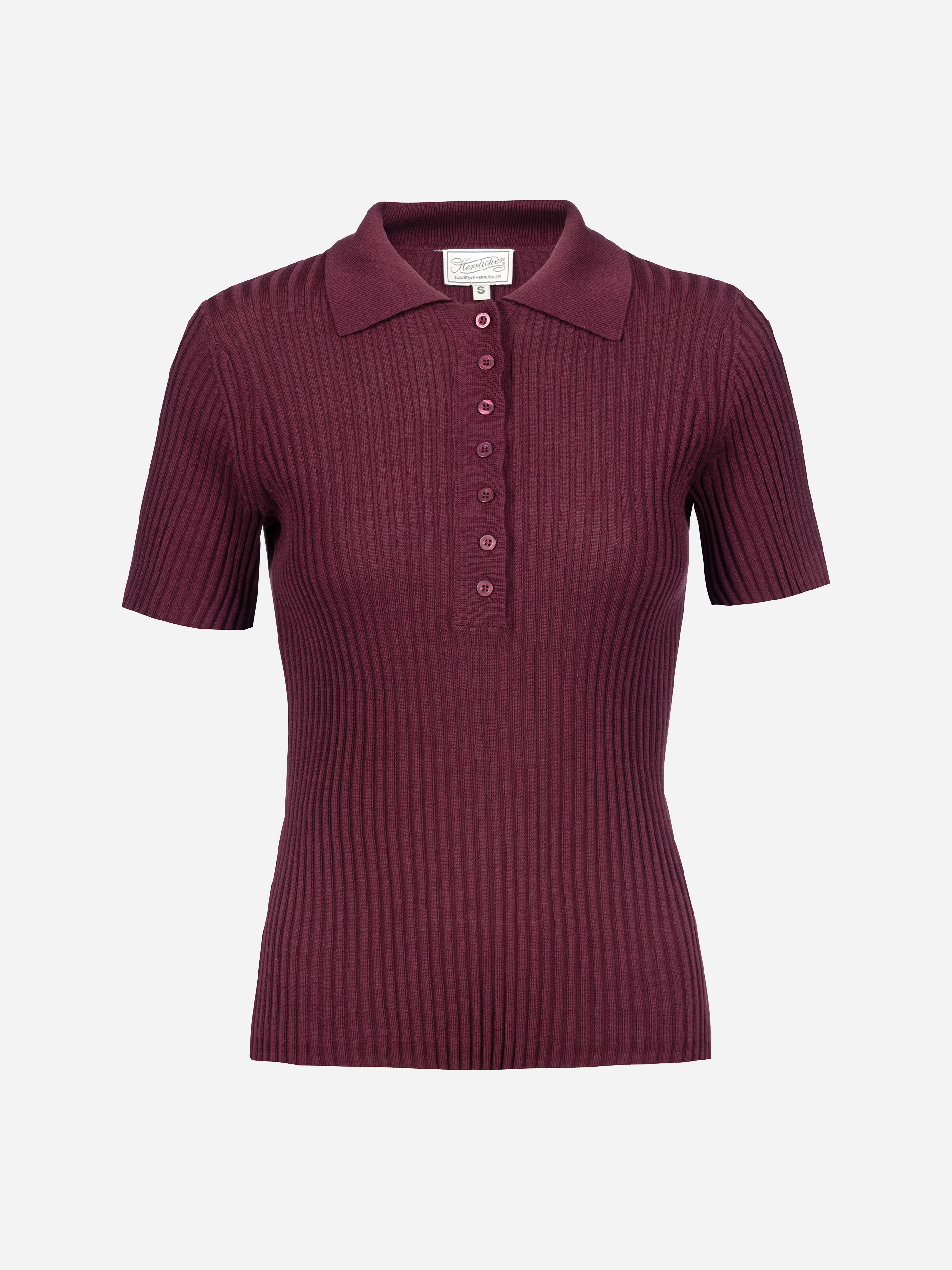 Ein geripptes, kurzärmeliges Strick-Poloshirt in tiefem Burgunderrot mit Kragen und Fünf-Knopf-Knopfleiste auf einfarbig weißem Hintergrund.