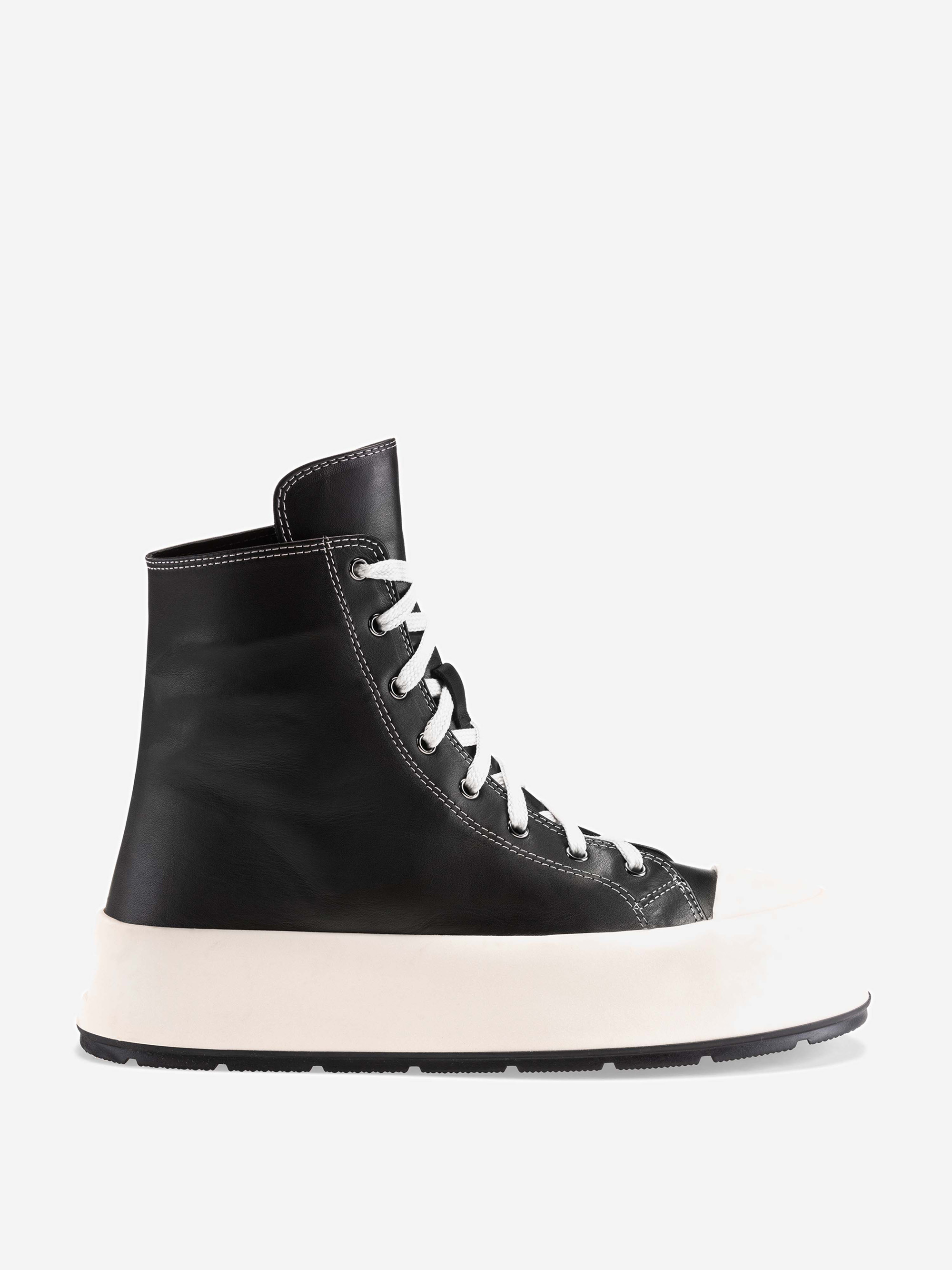 Ein schwarzer High-Top-Sneaker mit weißen Schnürsenkeln, weißen Nähten und einer dicken weißen Sohle, dargestellt von der Seite vor einem einfarbig weißen Hintergrund.