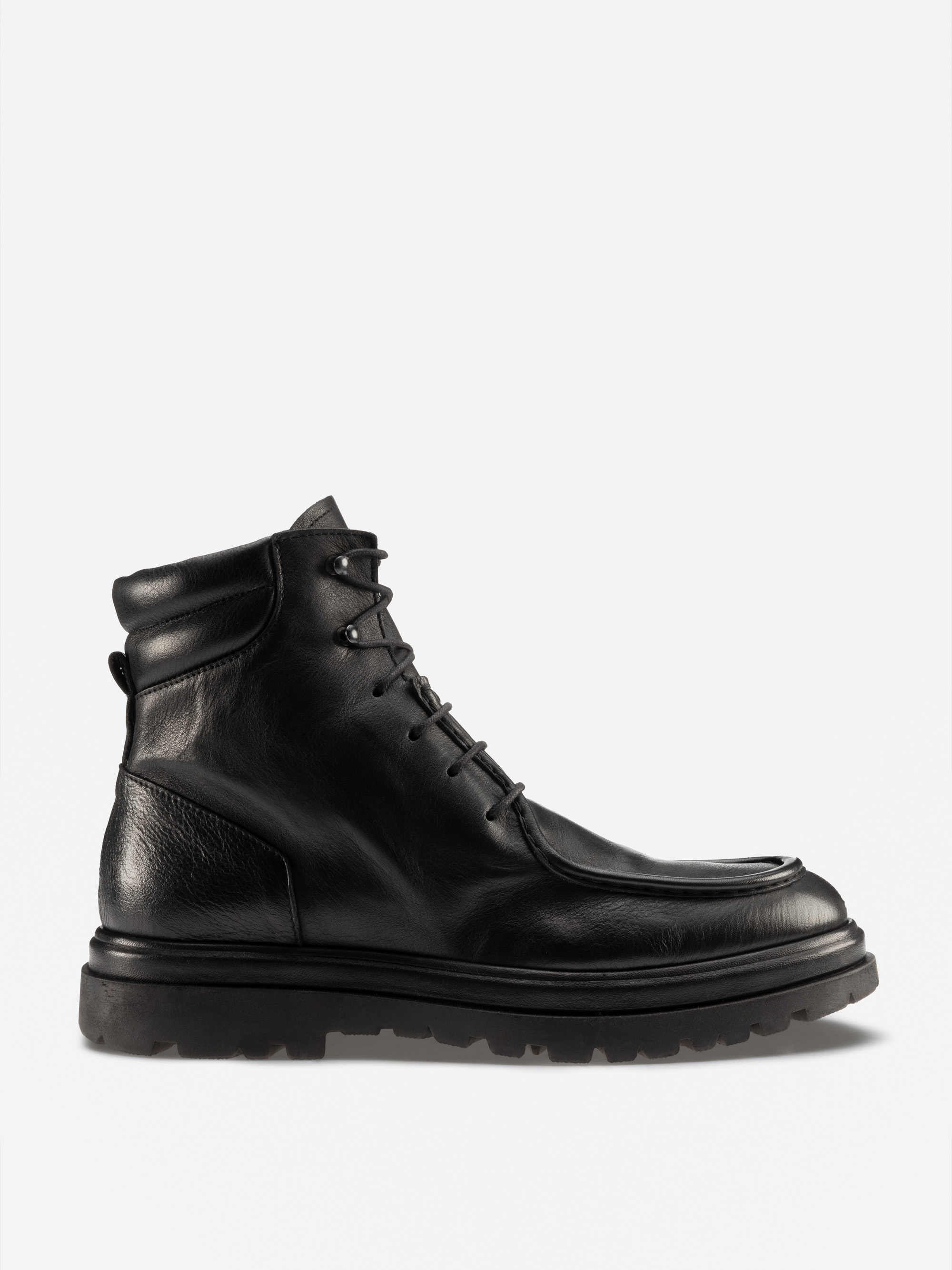 Schwarzer Schnürstiefel aus Leder mit dicker Gummisohle, strukturierten Einsätzen und leicht erhöhtem Knöchelkragen, abgebildet im Seitenprofil vor einem schlichten weißen Hintergrund.