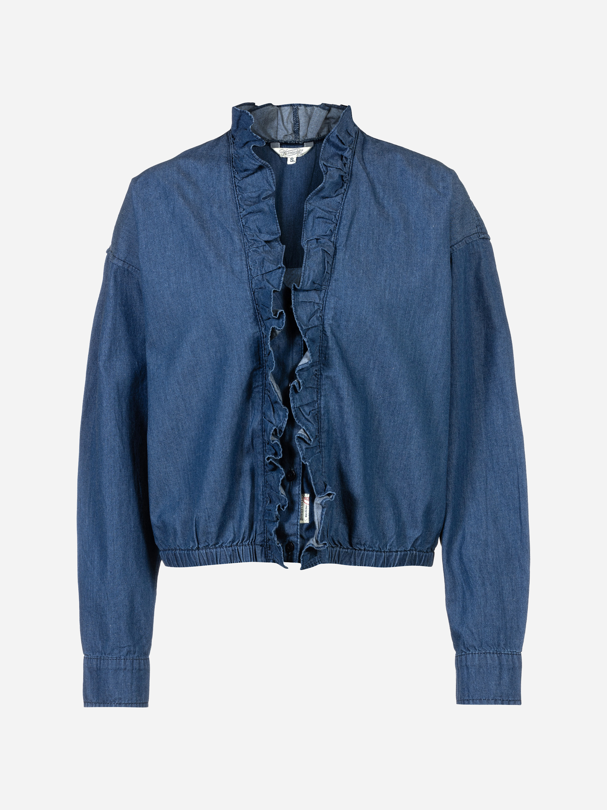 Blaue Jeansjacke mit langen Ärmeln, Rüschenkragen und Rüschenbesatz an der offenen Vorderseite. Die Jacke hat einen elastischen Saum und einfache Manschetten, die vor einem weißen Hintergrund zu sehen sind.