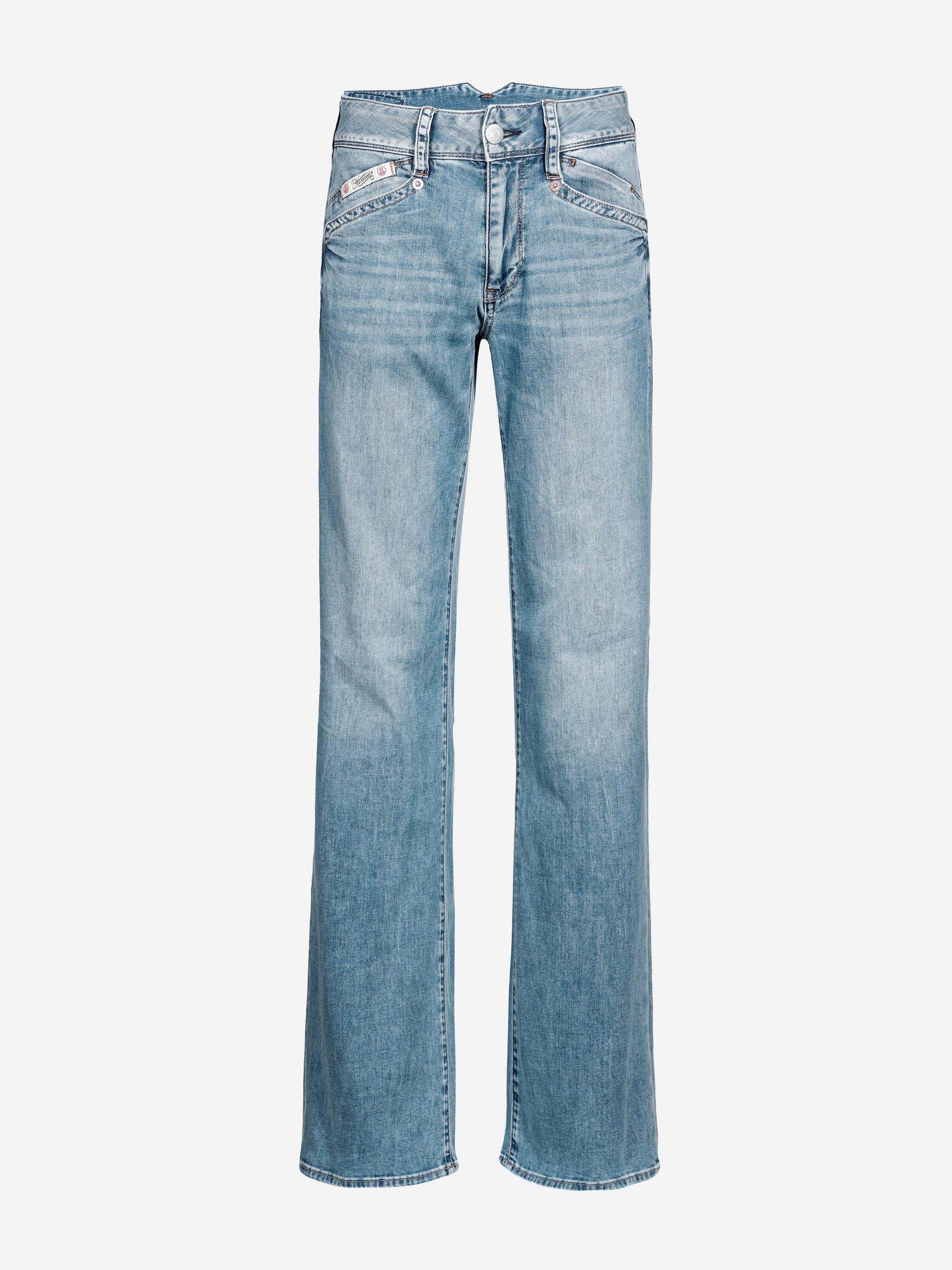 Hellblaue Denim-Jeans mit geradem Bein, Knopf- und Reißverschluss sowie silbernen Nieten an den Vordertaschen und am Hosenschlitz. Die Jeans wird vor einem schlichten weißen Hintergrund präsentiert.