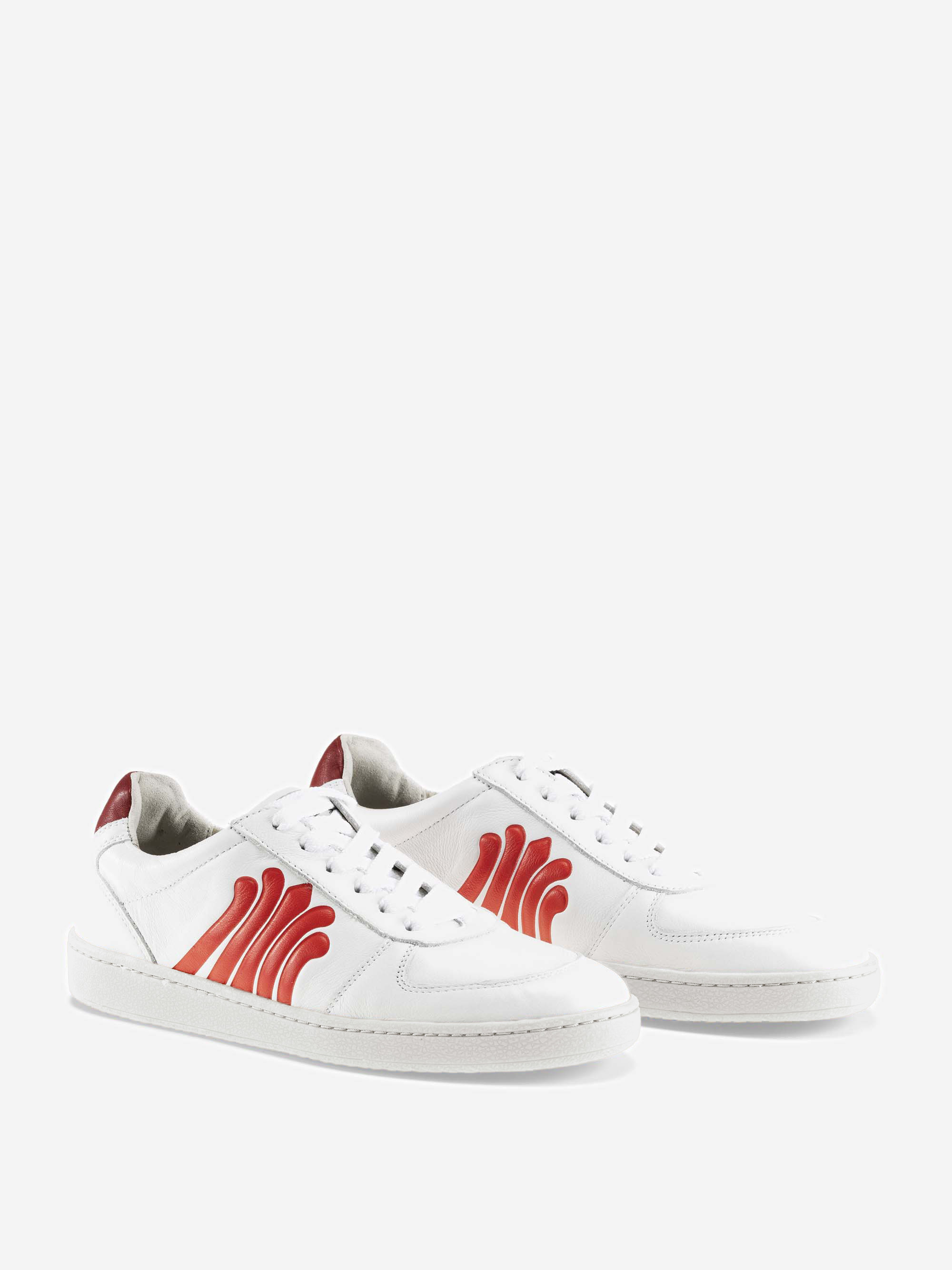 Ein Paar weiße Turnschuhe mit roten, wellenförmigen Mustern an den Seiten, weißen Schnürsenkeln und einer weißen Sohle, die vor einem schlichten, hellen Hintergrund stehen.