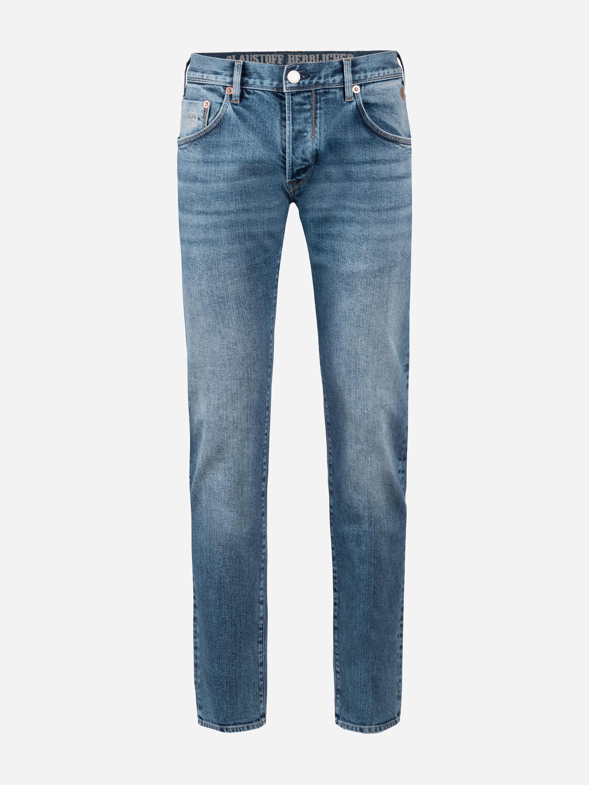 Ein Paar hellblaue Denim-Jeans mit geradem Bein, Knopf- und Reißverschluss, Vorder- und Gesäßtaschen und leichter Ausbleichung an den Oberschenkeln und Knien, dargestellt auf weißem Hintergrund.