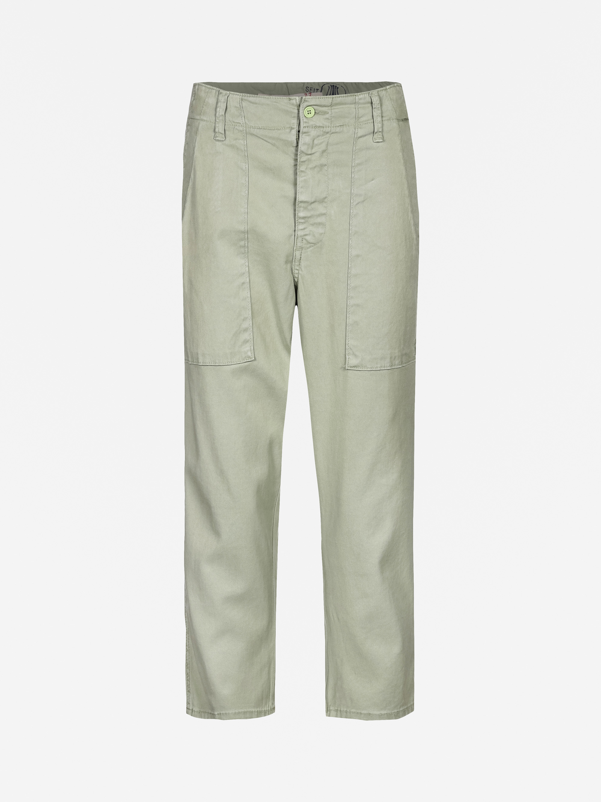 Hellgrüne Hose mit hoher Taille und geradem Bein, aufgesetzten Taschen vorne, Knopf- und Reißverschluss und lockerer Passform auf weißem Hintergrund.