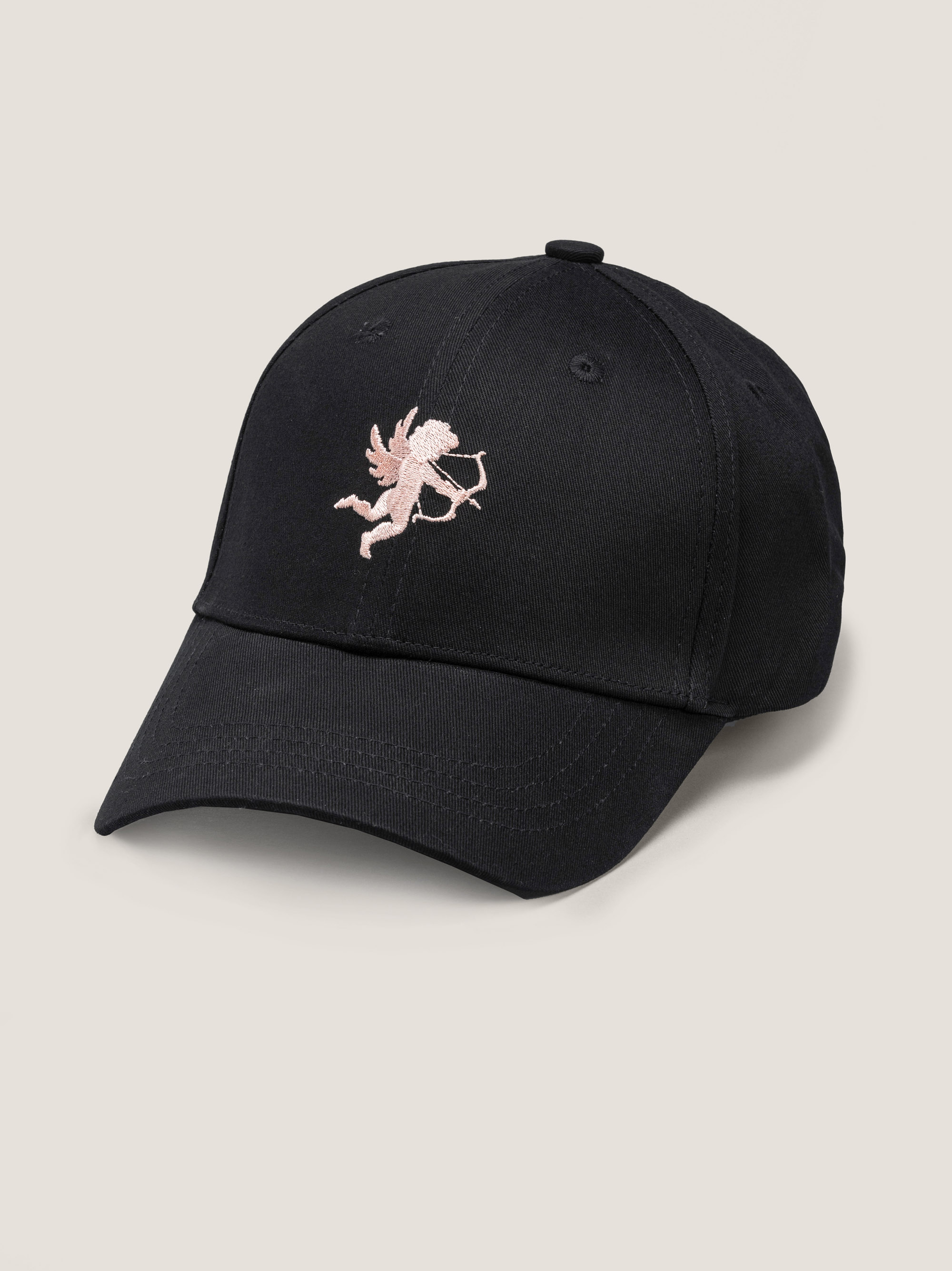 Eine schwarze Baseballmütze mit einem kleinen, gestickten rosa Amor mit Flügeln und Pfeil und Bogen auf der Vorderseite. Die Mütze ist auf einem schlichten, hellen Hintergrund abgebildet.