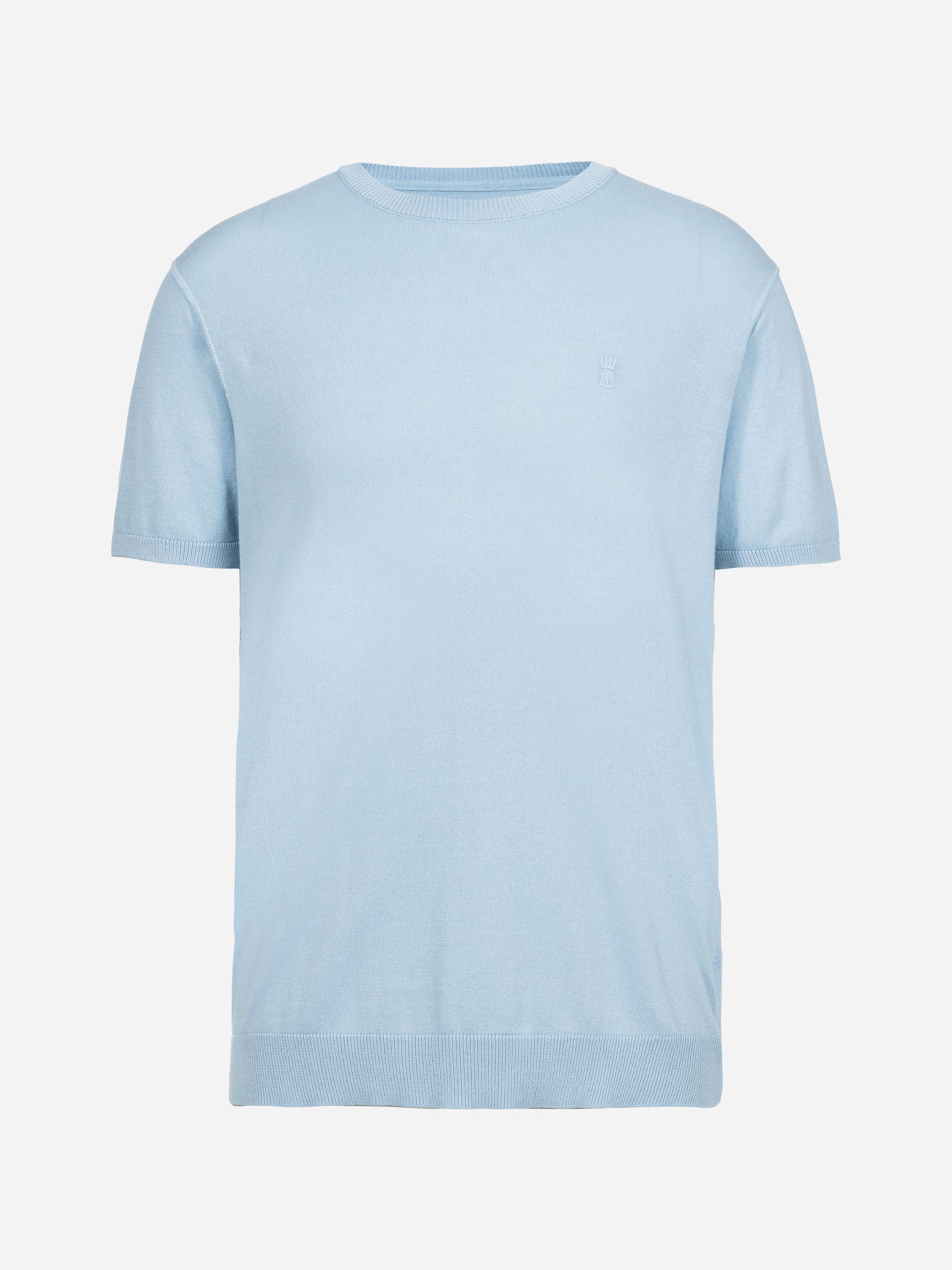 Hellblaues, kurzärmeliges Strick-T-Shirt mit Rundhalsausschnitt und gerippten Kanten an Kragen, Ärmeln und Saum auf einfarbig weißem Hintergrund.