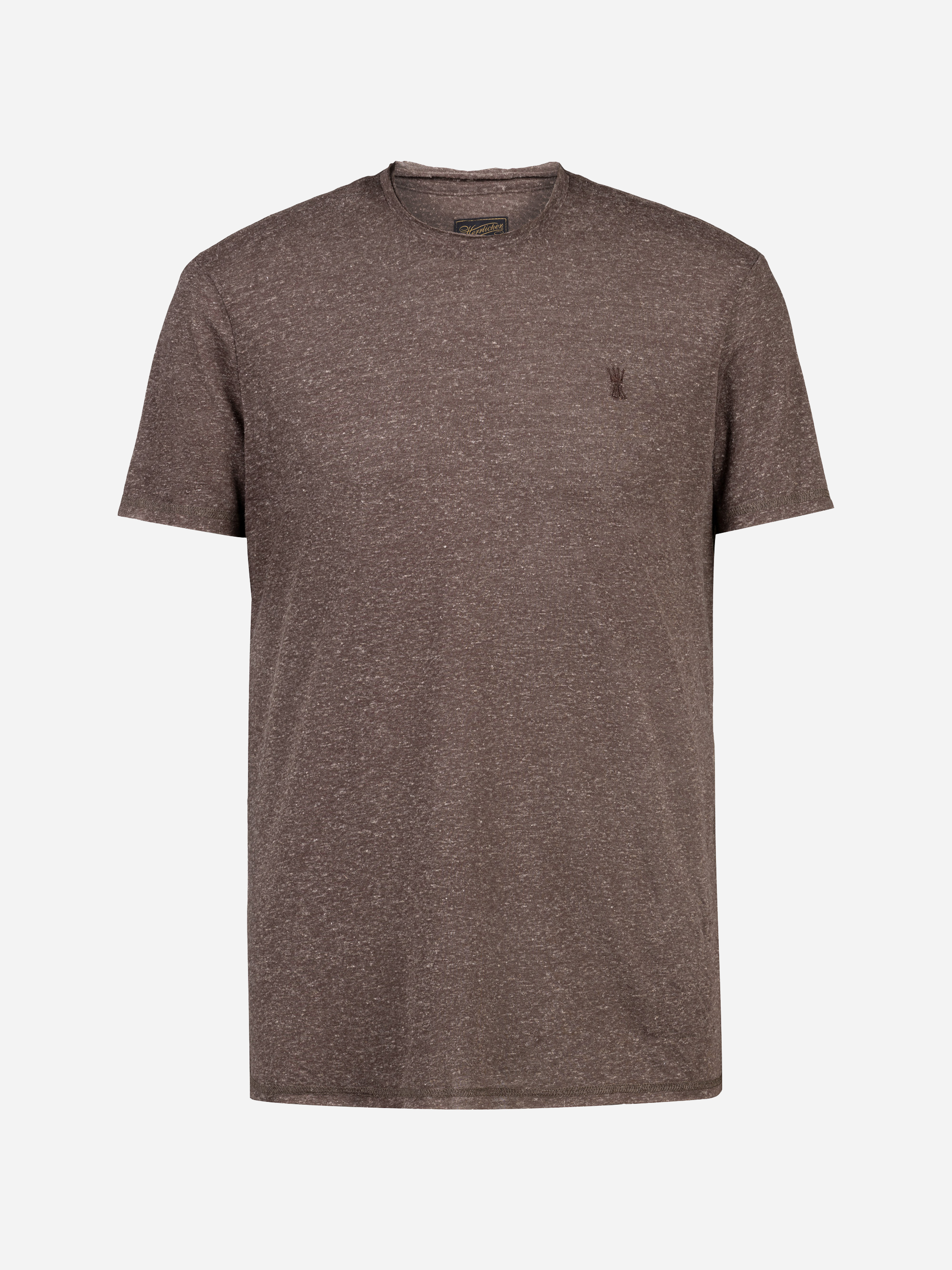 Ein schlichtes, braunes Kurzarm-T-Shirt mit Rundhalsausschnitt, dezenter Textur und einem kleinen gestickten Logo auf der linken Brust, das auf weißem Hintergrund zu sehen ist.