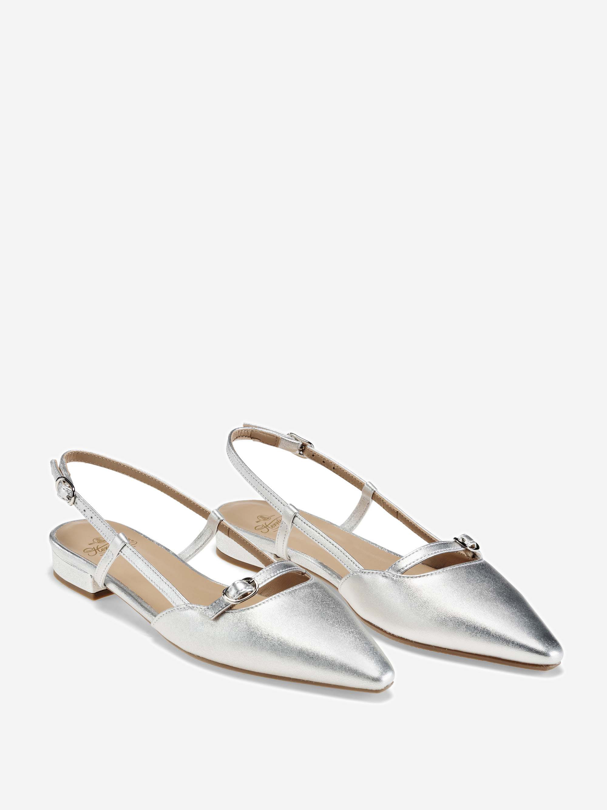 Ein Paar silberne, spitz zulaufende Slingback-Flats mit einem kleinen Schnallenriemen auf der Vorderseite und Knöchelriemen, die auf einem schlichten weißen Hintergrund abgebildet sind.