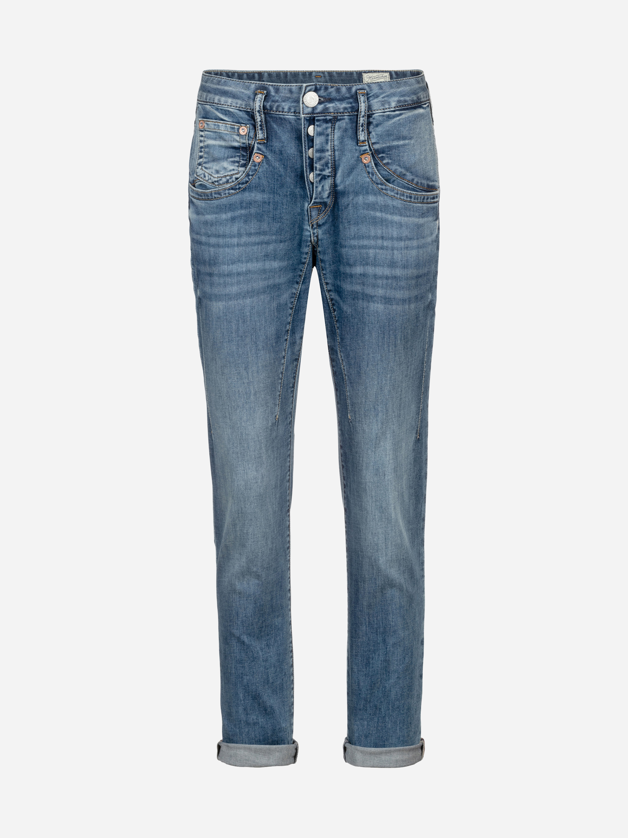 Ein Paar blaue Denim-Jeans mit Knopfleiste, Vorder- und Gesäßtaschen, dezenter Ausbleichung und hochgekrempelten Manschetten vor einem schlichten weißen Hintergrund.