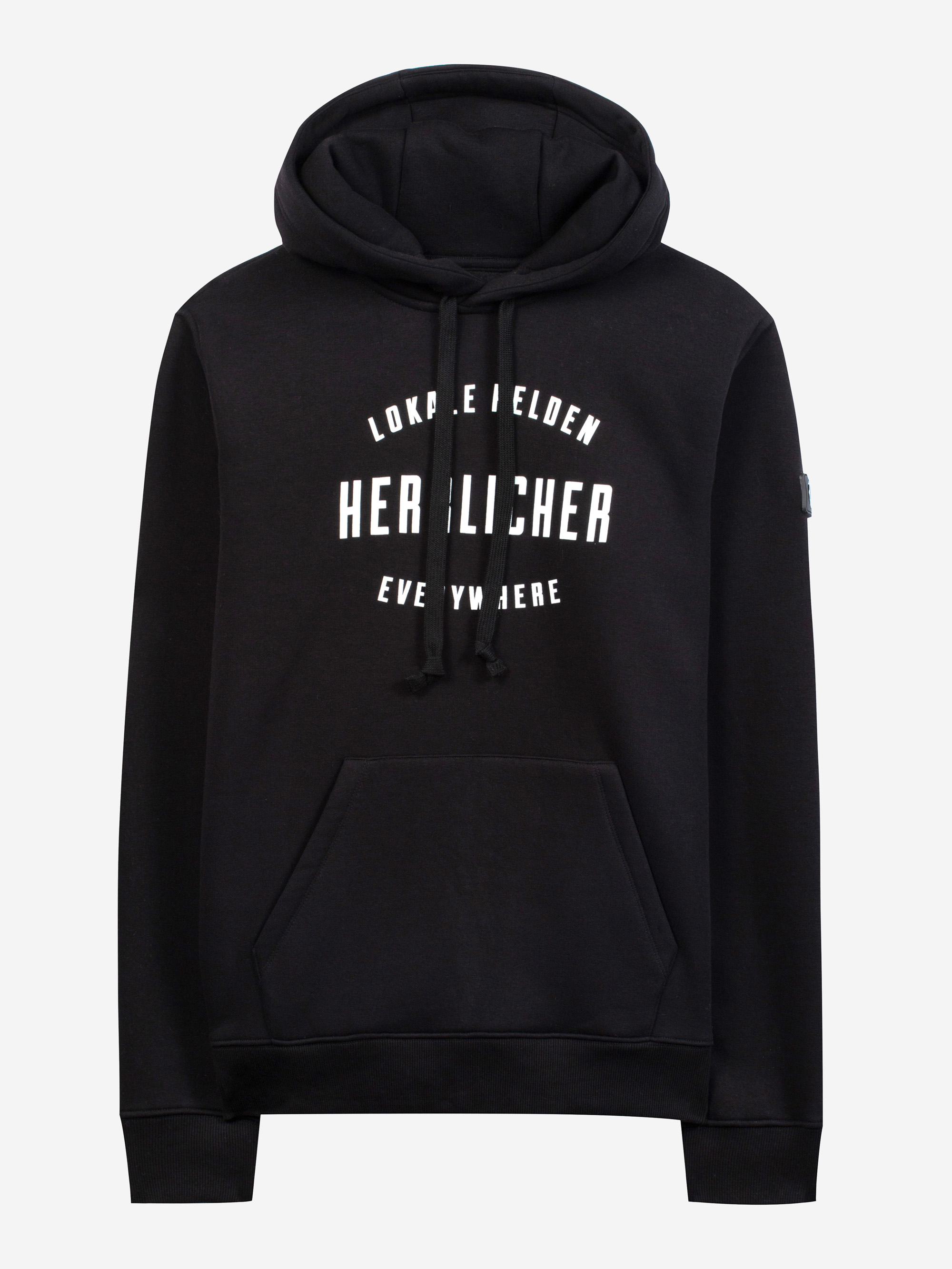 Ein schwarzes Kapuzensweatshirt mit einer Fronttasche und Kordelzug. Der Text LOKALE HELDEN HERZLICHER EVERYWHERE ist in Weiß auf die Brust gedruckt.