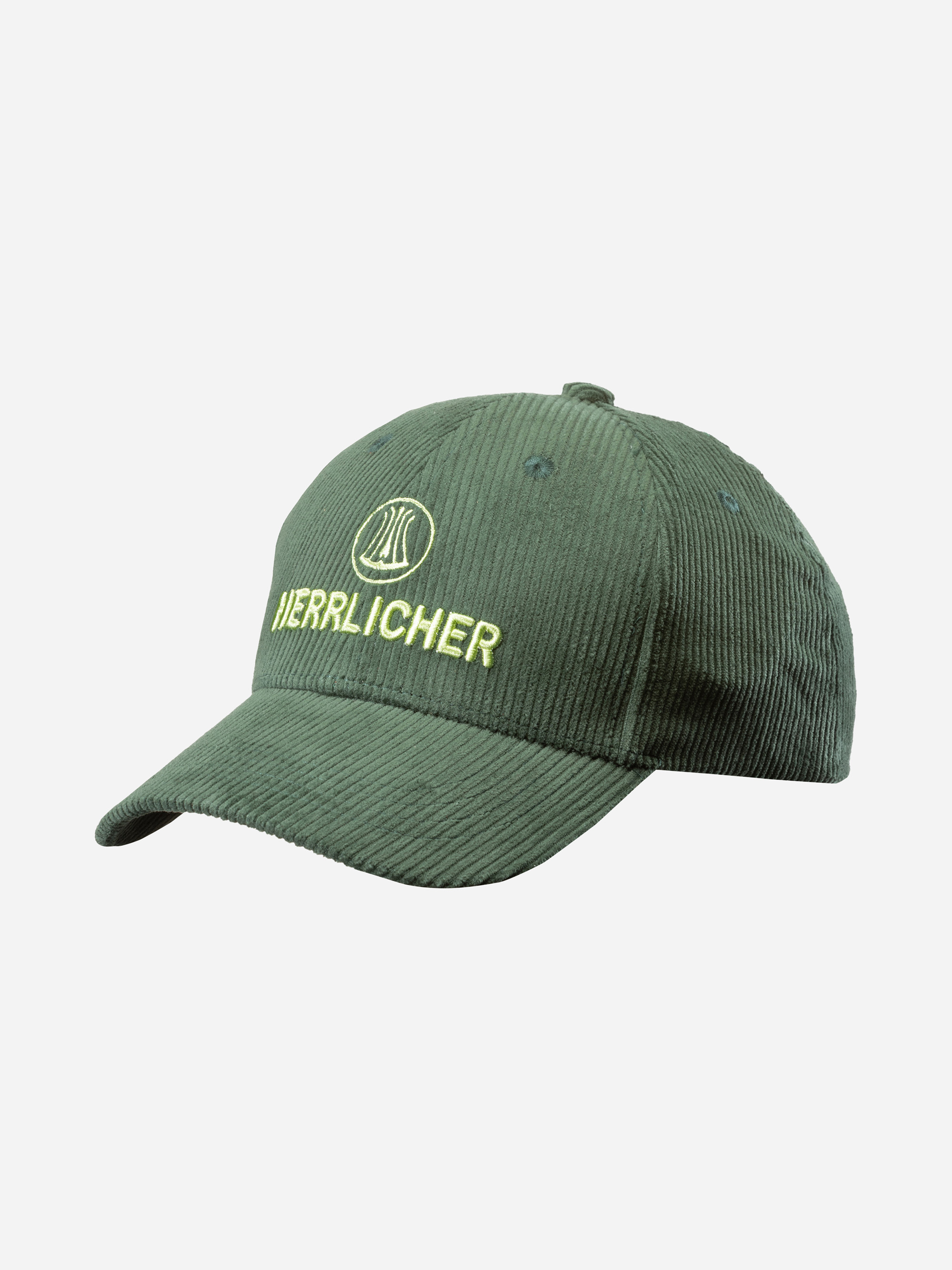 Eine Baseballmütze aus grünem Cord mit gelber Stickerei, die ein rundes Logo und das Wort HERRLICHER auf der Vorderseite zeigt. Die Kappe ist auf einem schlichten weißen Hintergrund fotografiert.
