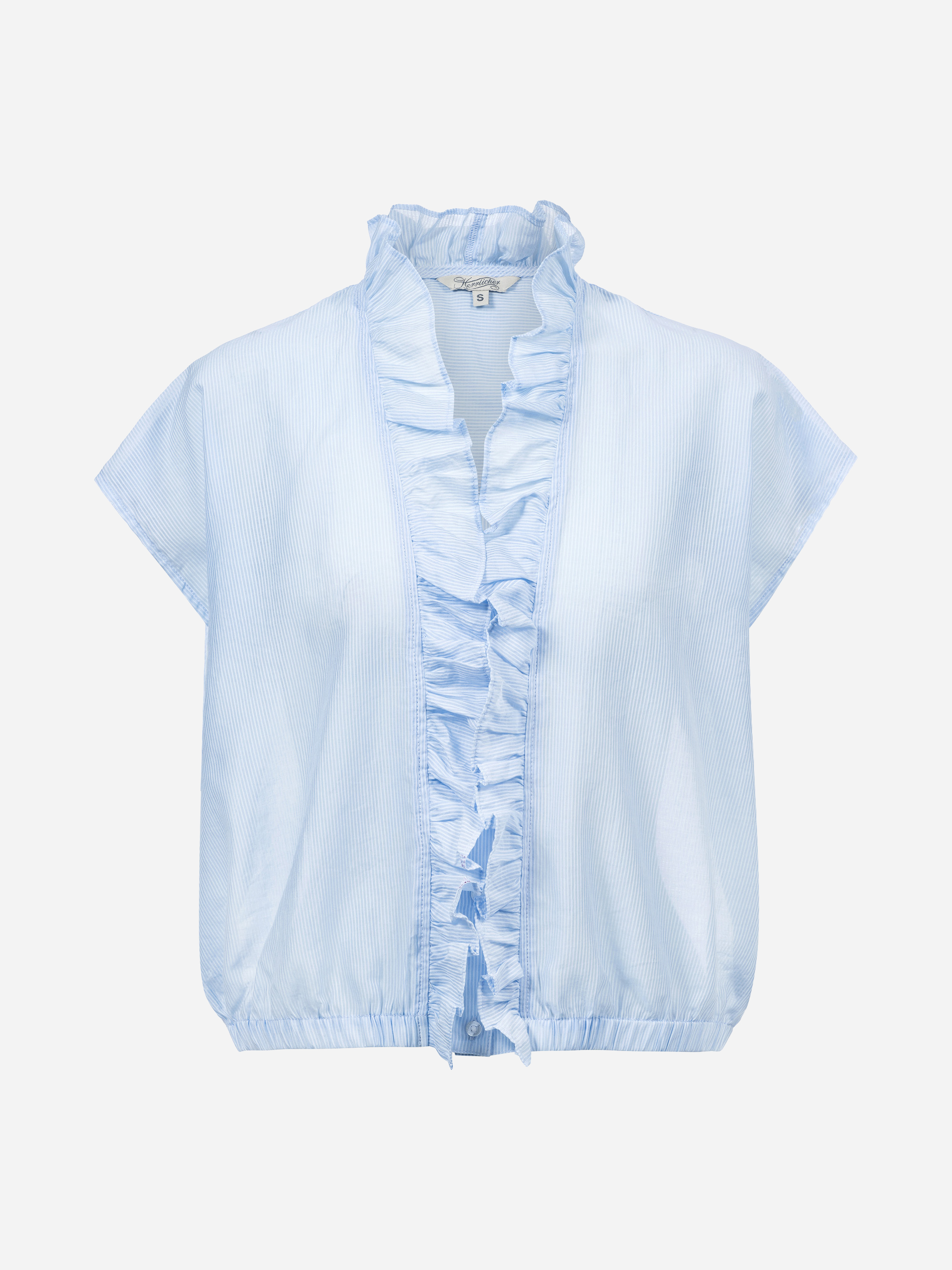 Hellblaue, kurzärmelige Bluse mit dezenten vertikalen Streifen, einem gerüschten Kragen und Rüschen an der offenen Vorderseite. Die Bluse hat einen elastischen Saum und ist aus leichtem, halbtransparentem Stoff gefertigt.
