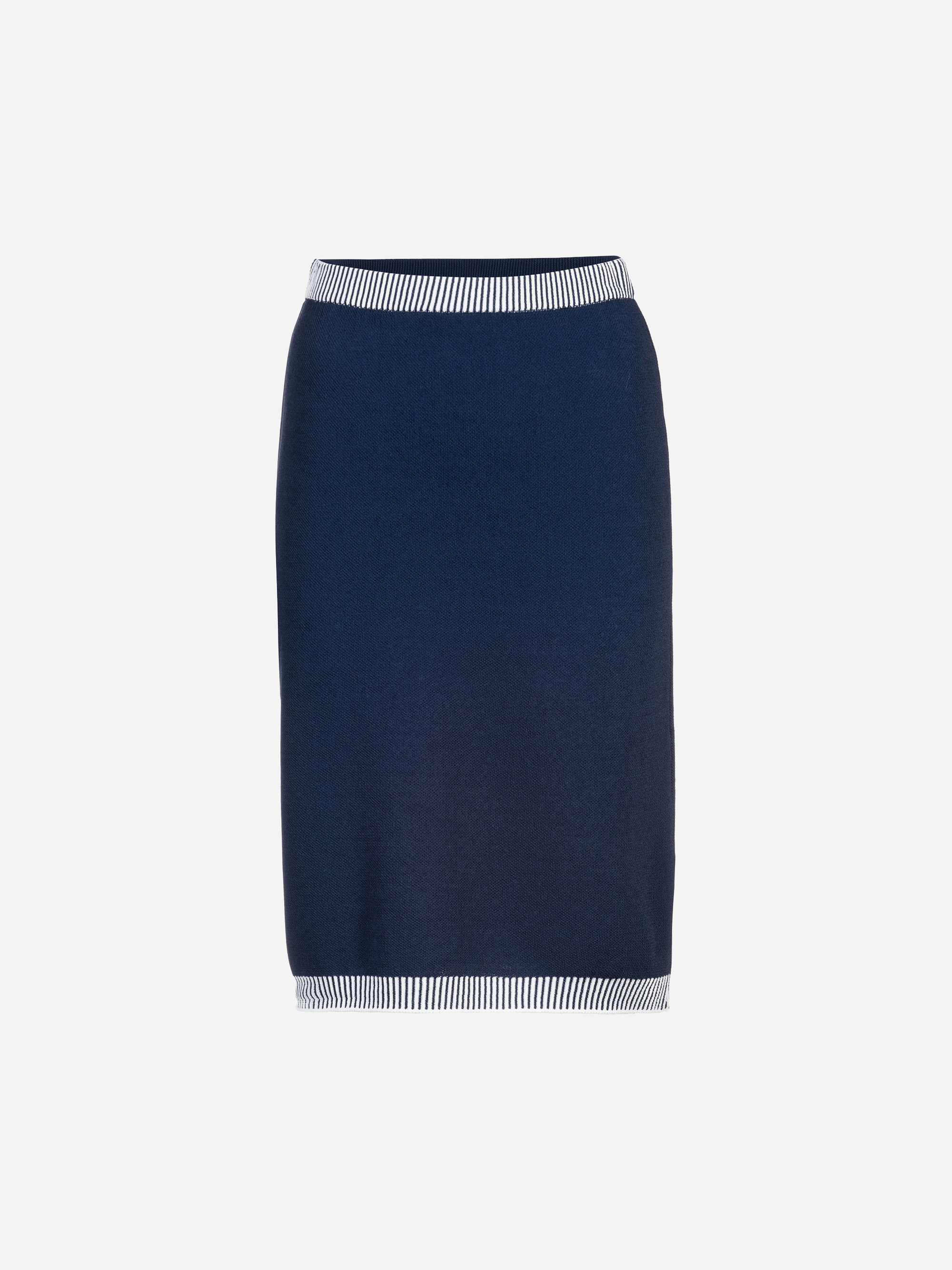 Marineblauer, knielanger Bleistiftrock mit taillierter Silhouette und weiß und marineblau gestreiften Abschlüssen an Bund und Saum auf weißem Grund.
