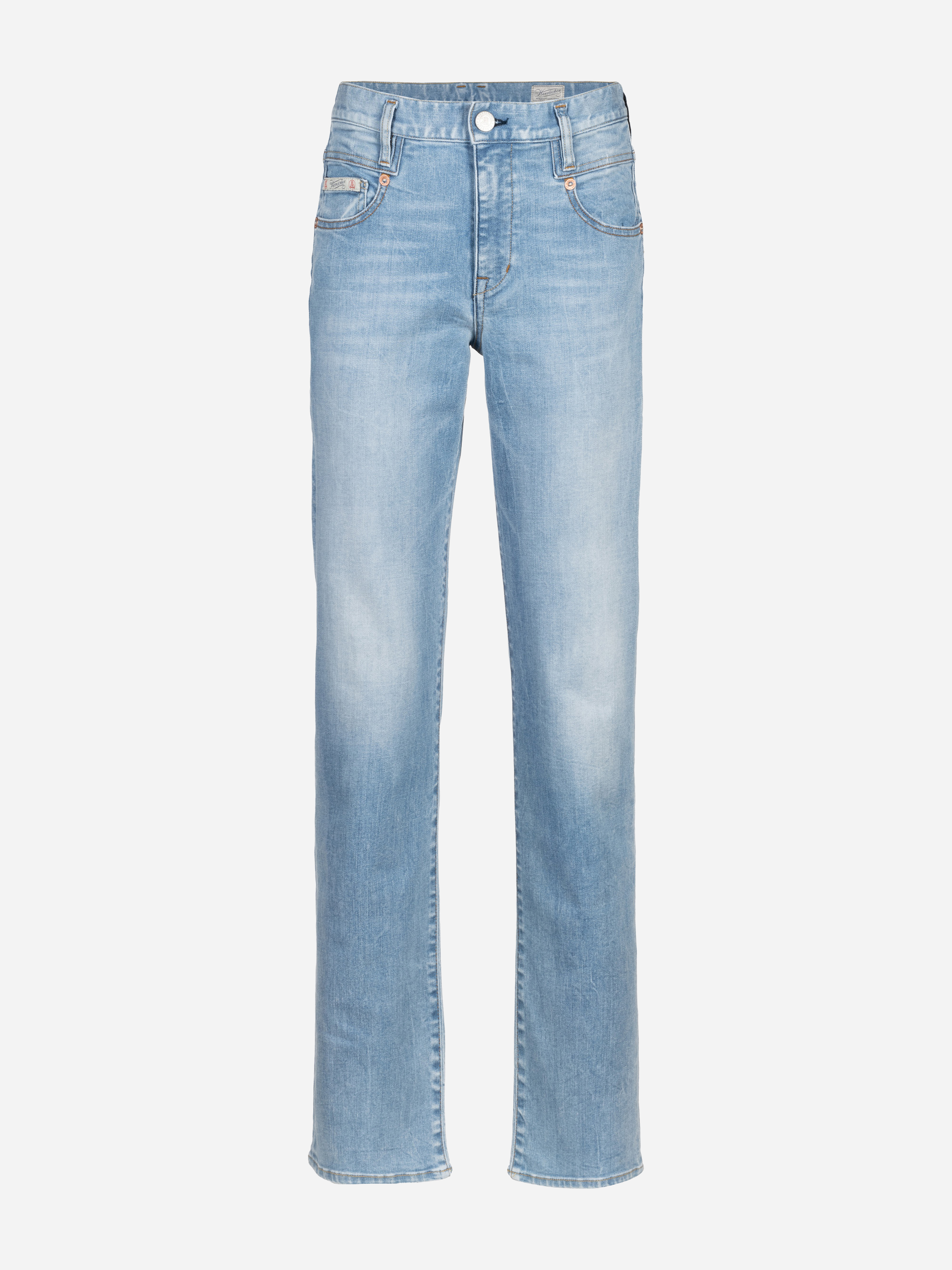 Hellblaue Jeans mit geradem Bein, klassischem Five-Pocket-Design, Gürtelschlaufen, Knopf- und Reißverschluss auf weißem Grund.