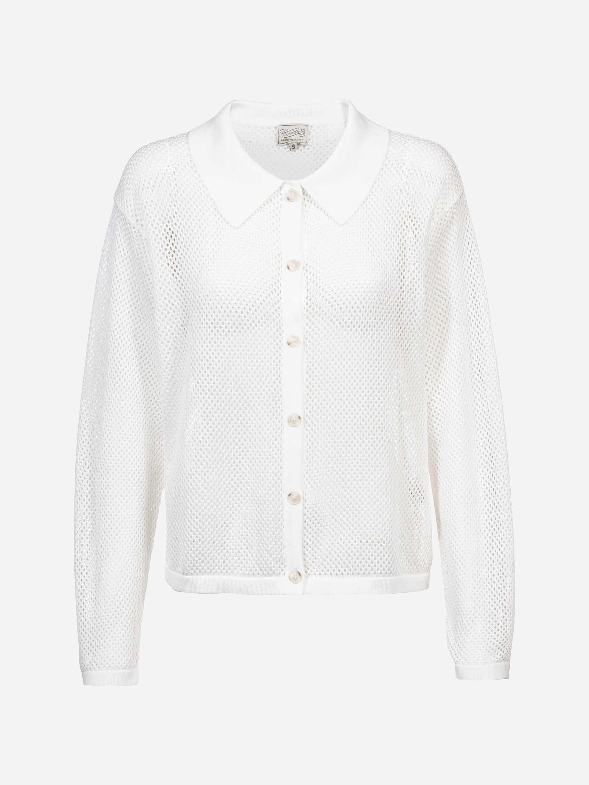 Eine weiße, langärmelige Strickjacke aus Mesh mit spitzem Kragen und Knöpfen, die vor einem einfarbig weißen Hintergrund steht.